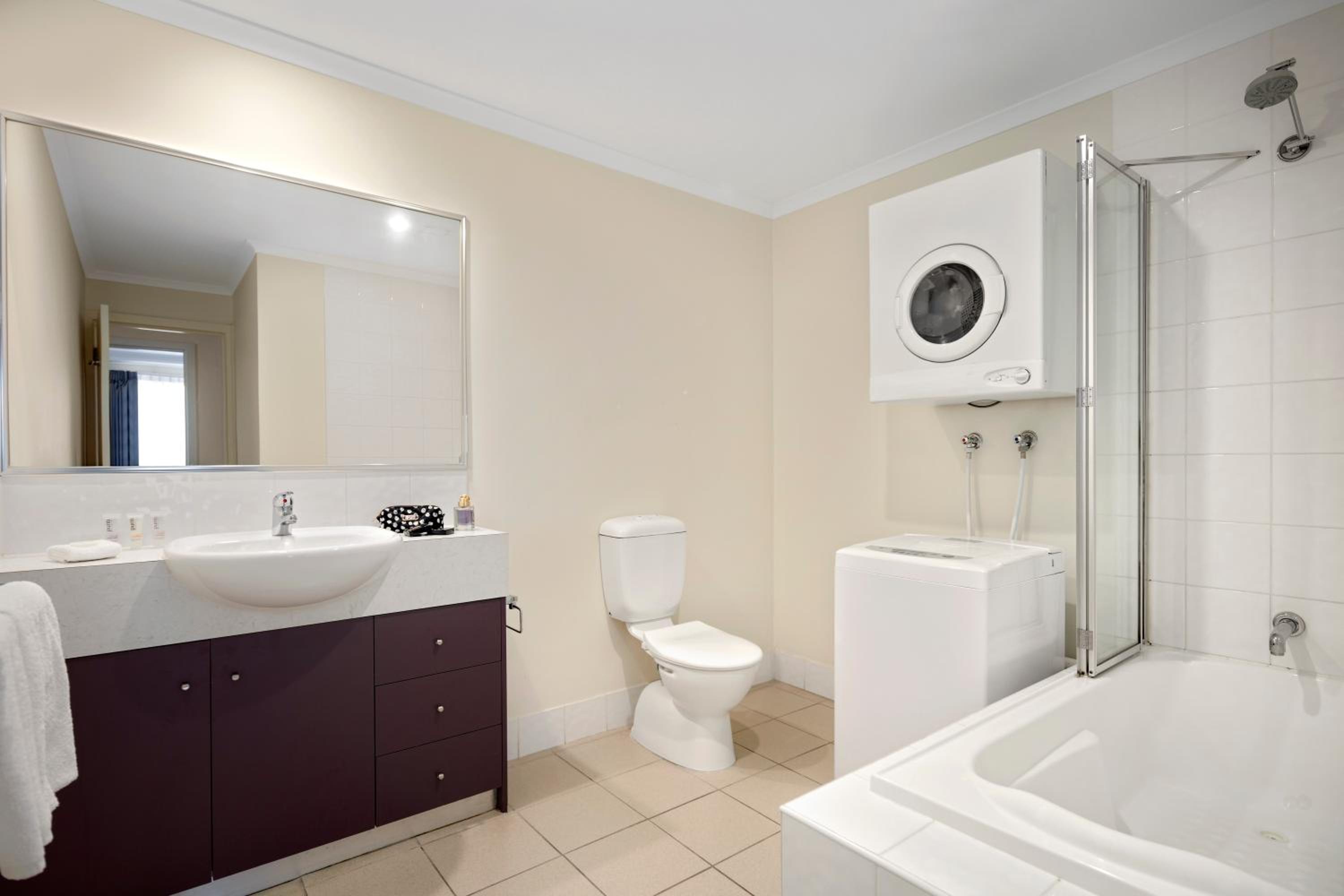 Family Two-Bedroom Apartment with Balcony - Photo 7