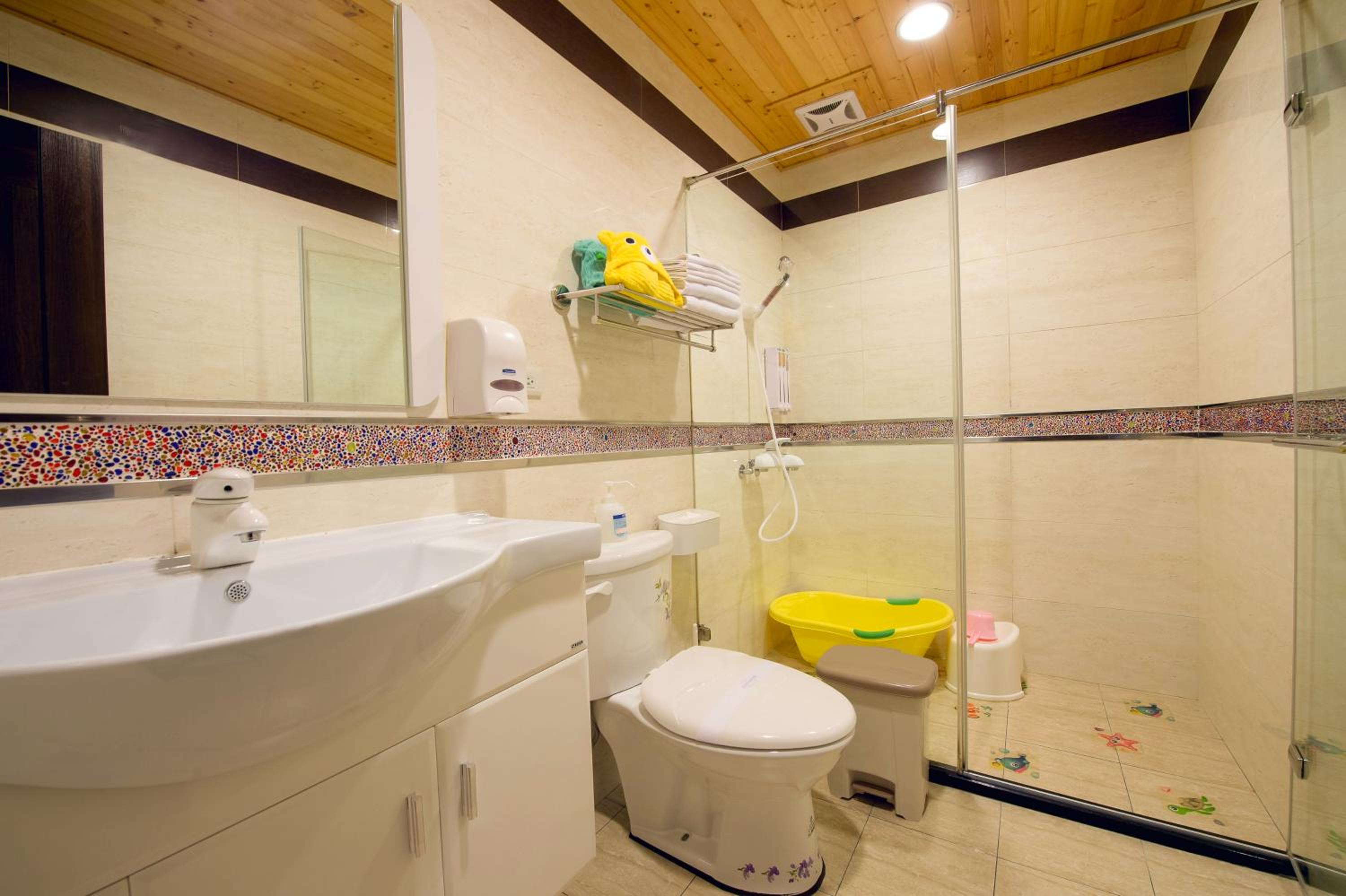 Family Room with Private Bathroom - Photo 6
