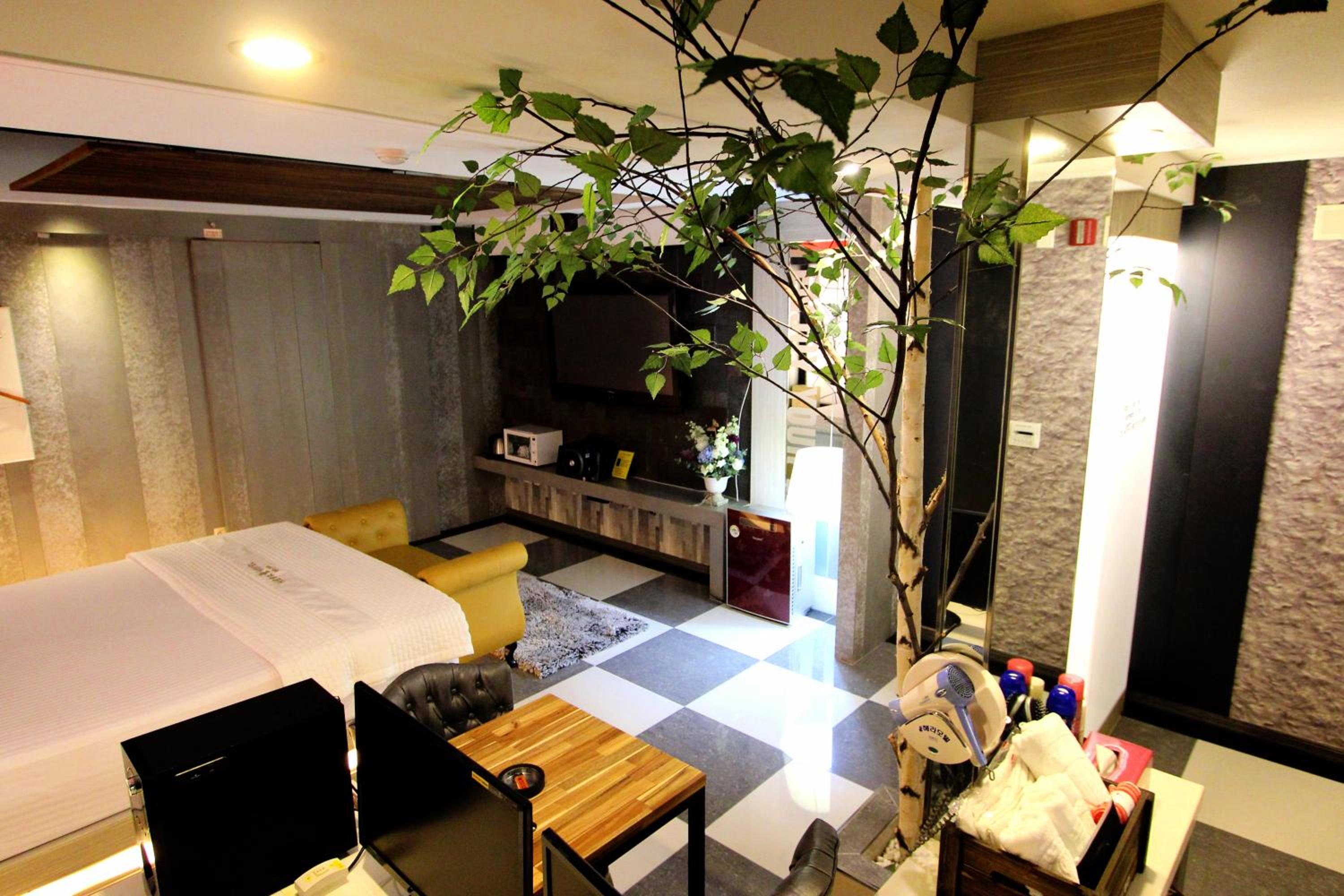 Deluxe King Room - Photo 7