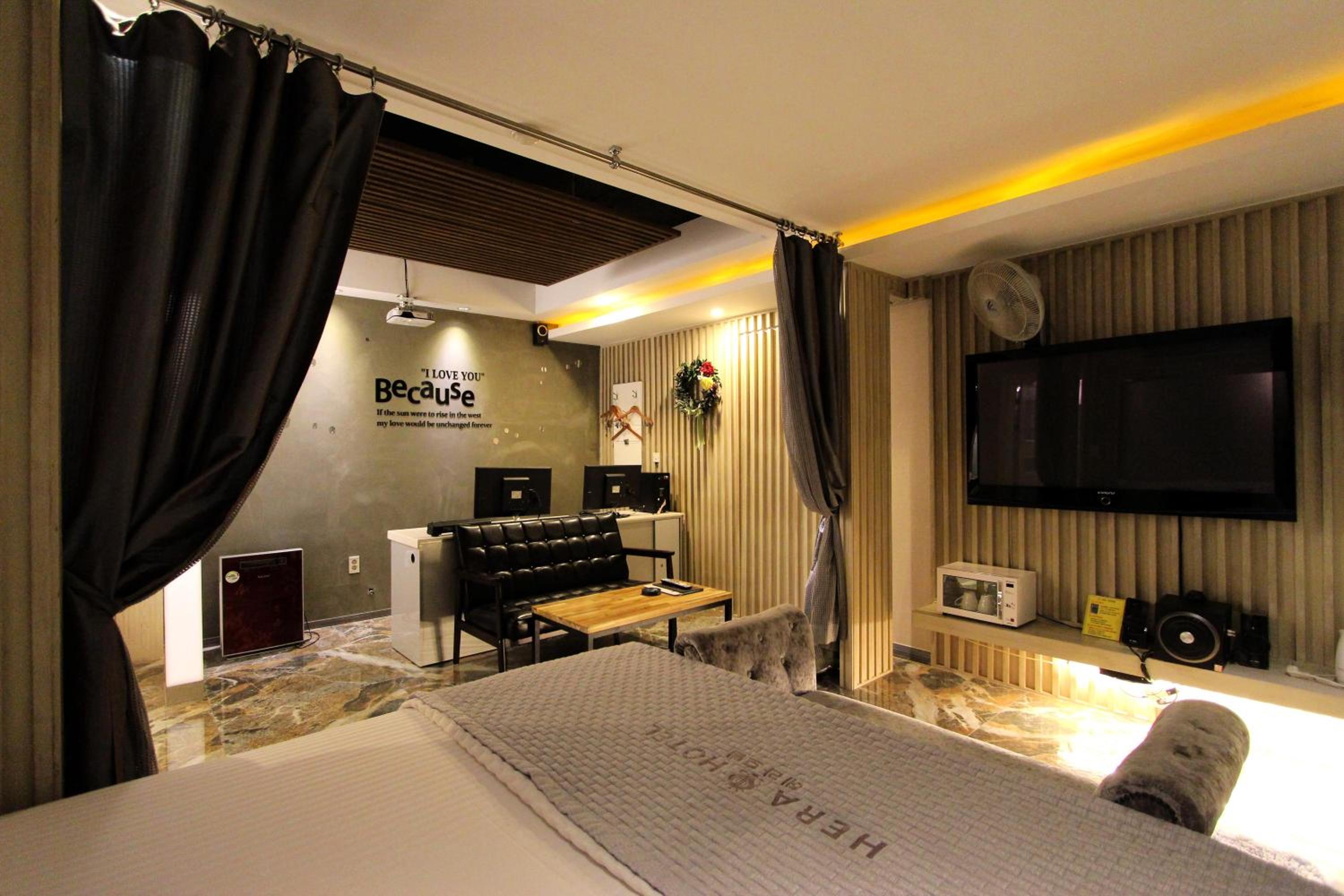 Standard King Room - Photo 11