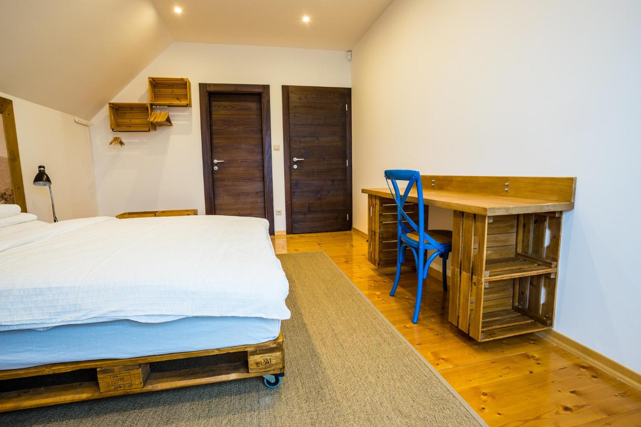 Large Double Room - Photo 6