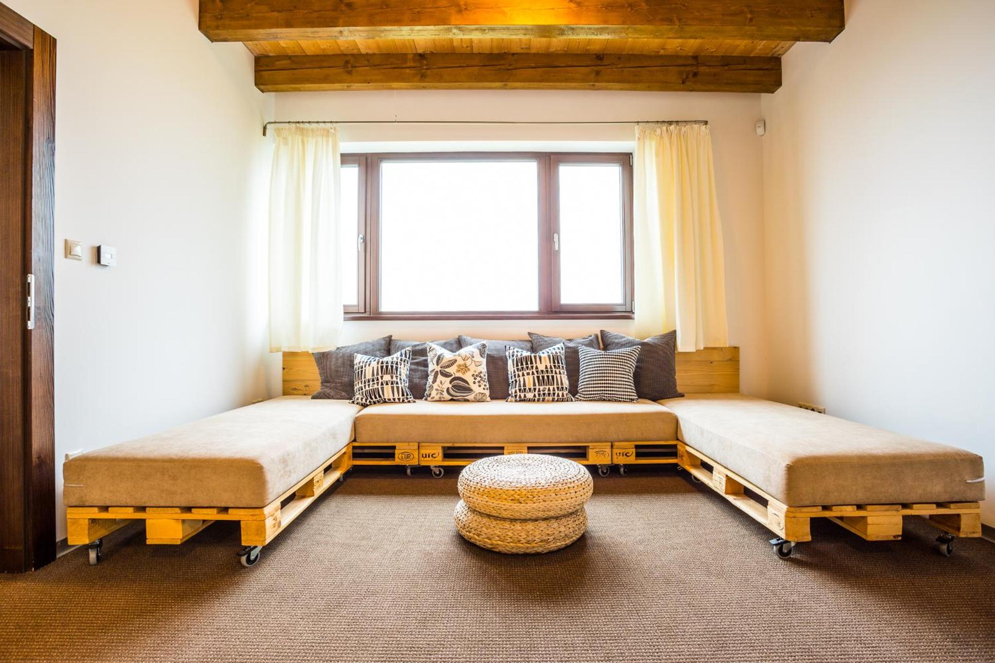 Family Room with Garden View - Photo 2