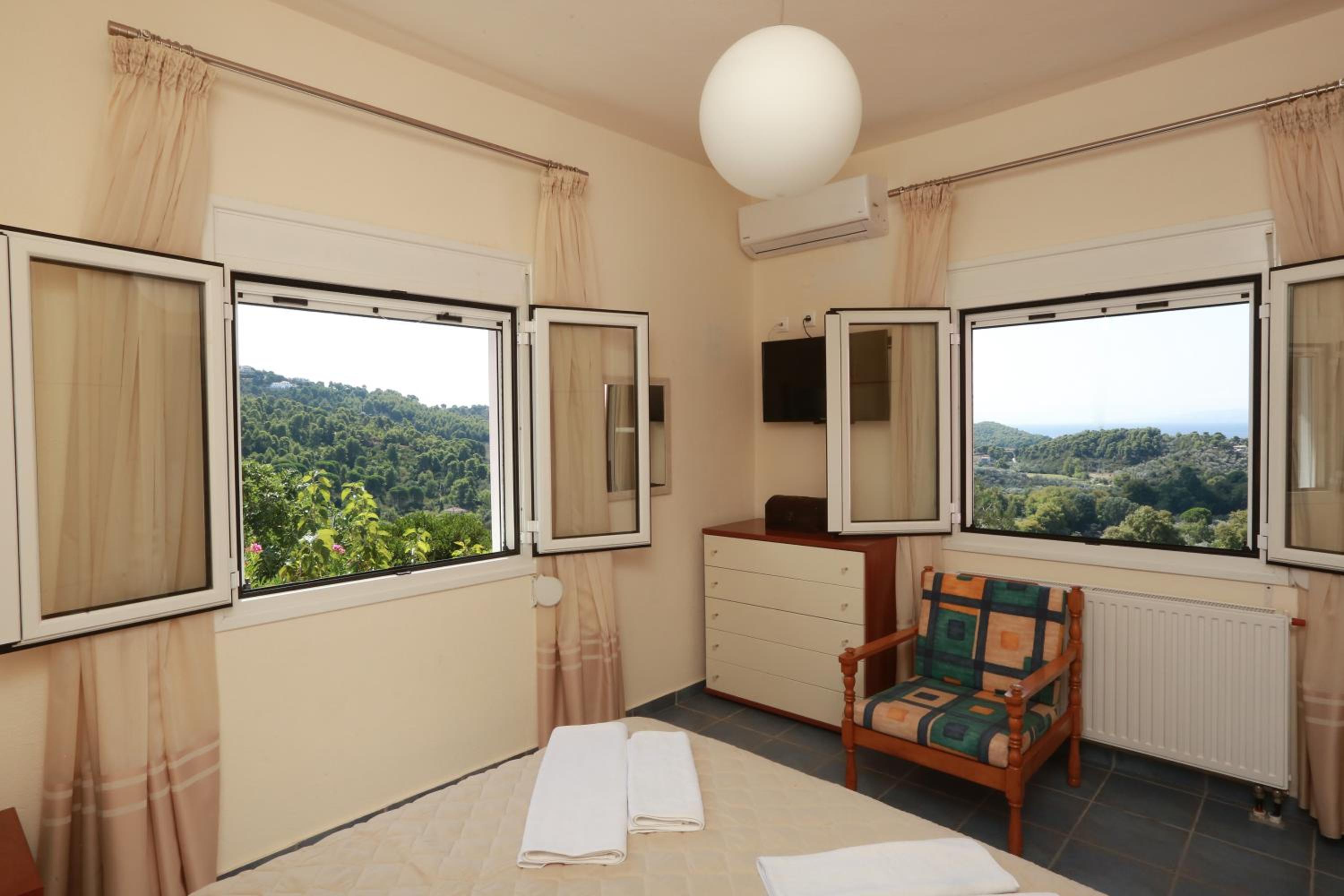 Three-Bedroom Villa photo 2