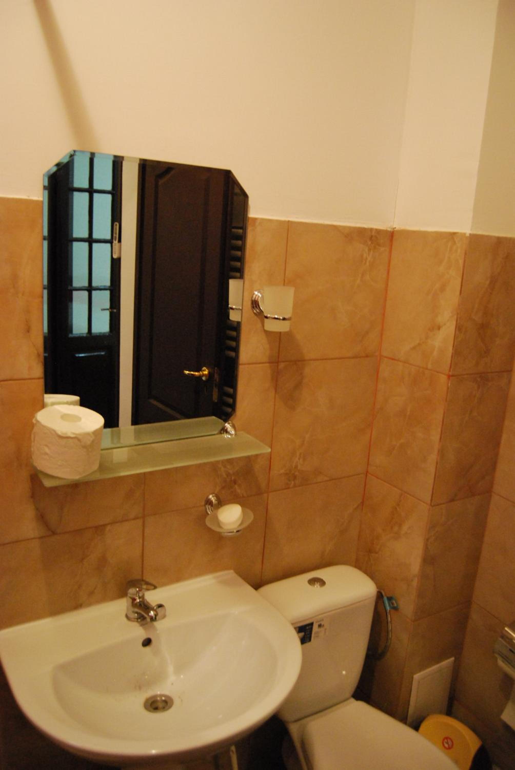 Two-Bedroom Apartment with Garden View and Private Kitchen/Bathroom - Photo 8