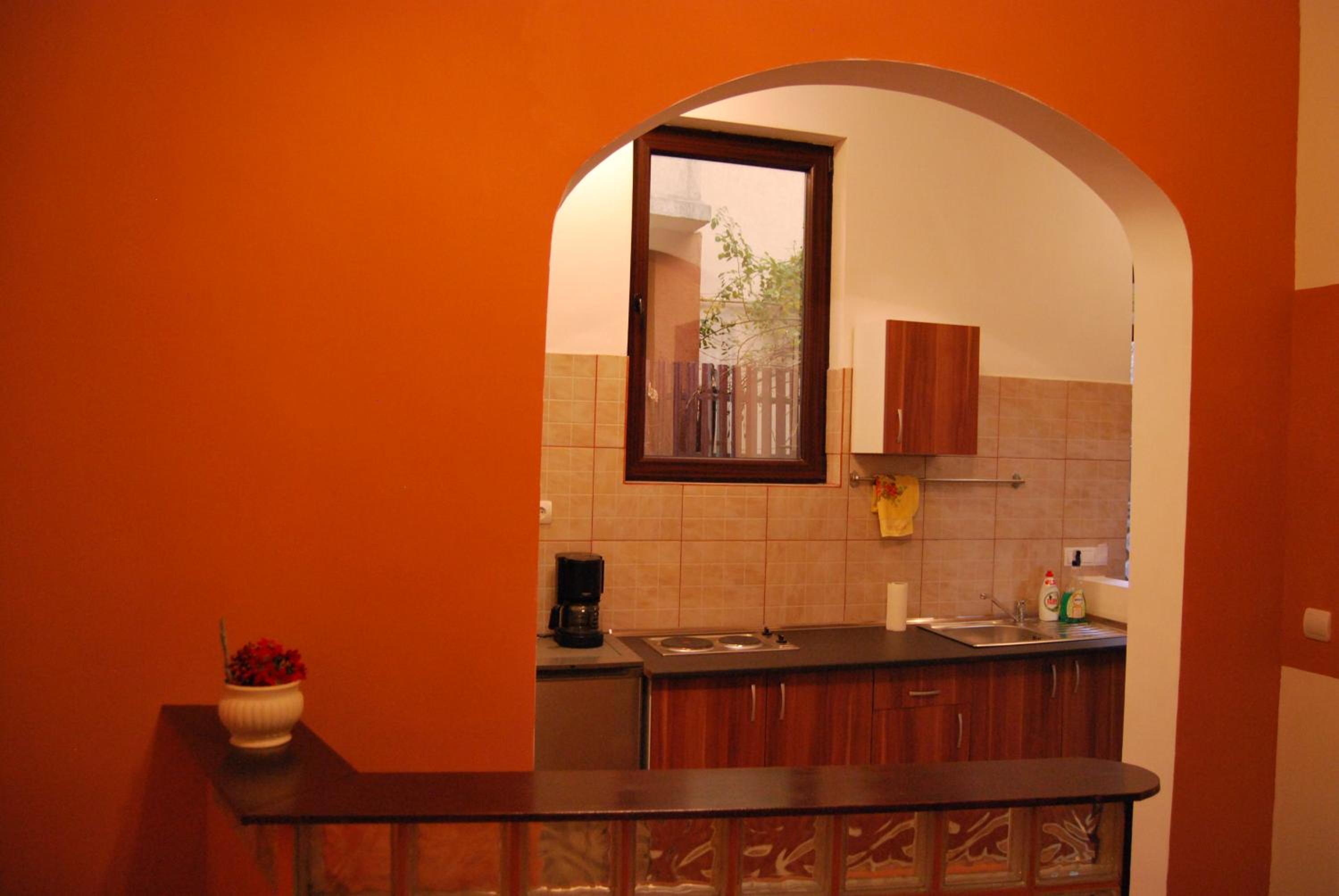 Two-Bedroom Apartment with Garden View and Private Kitchen/Bathroom - Photo 7