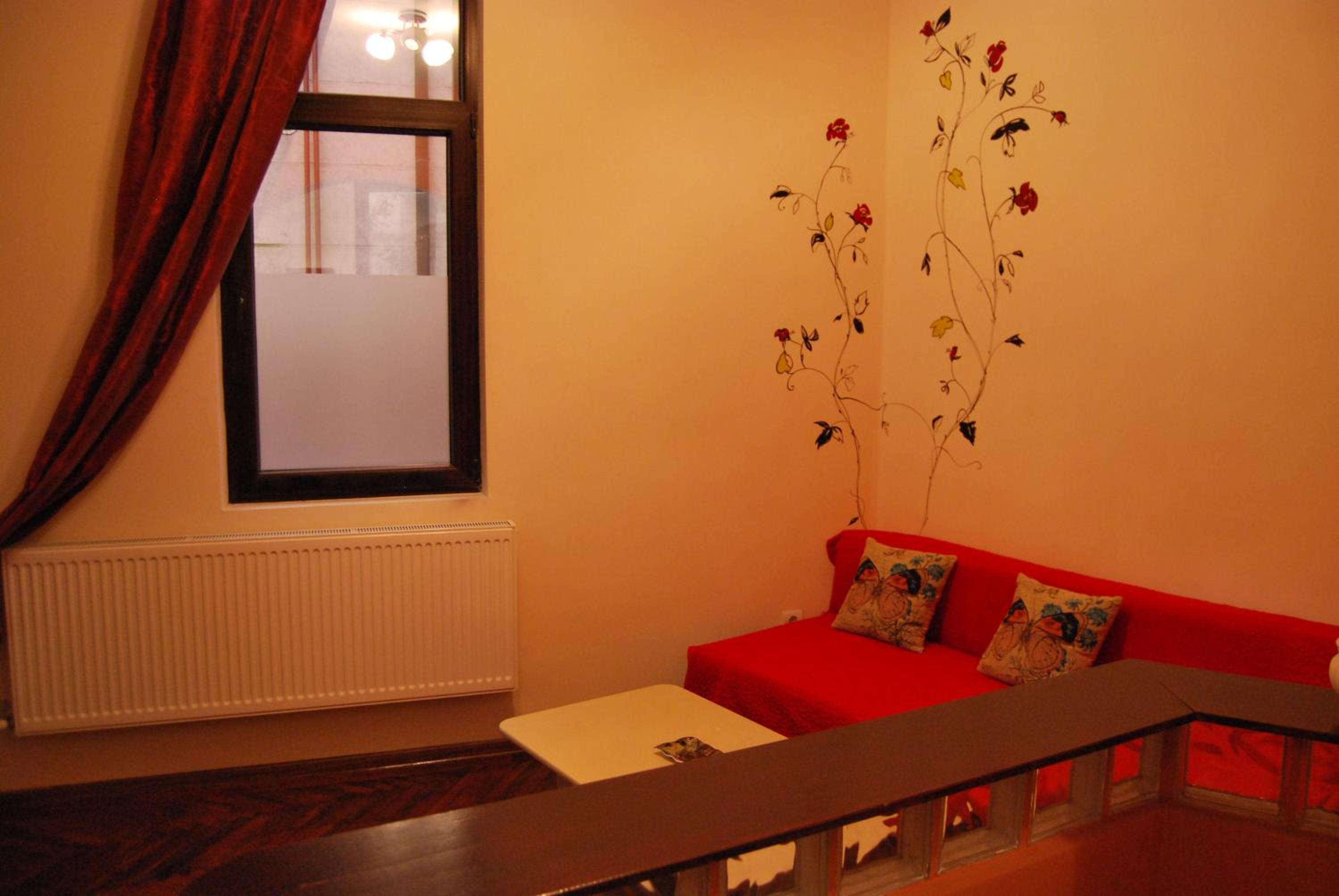 Two-Bedroom Apartment with Garden View and Private Kitchen/Bathroom - Photo 4