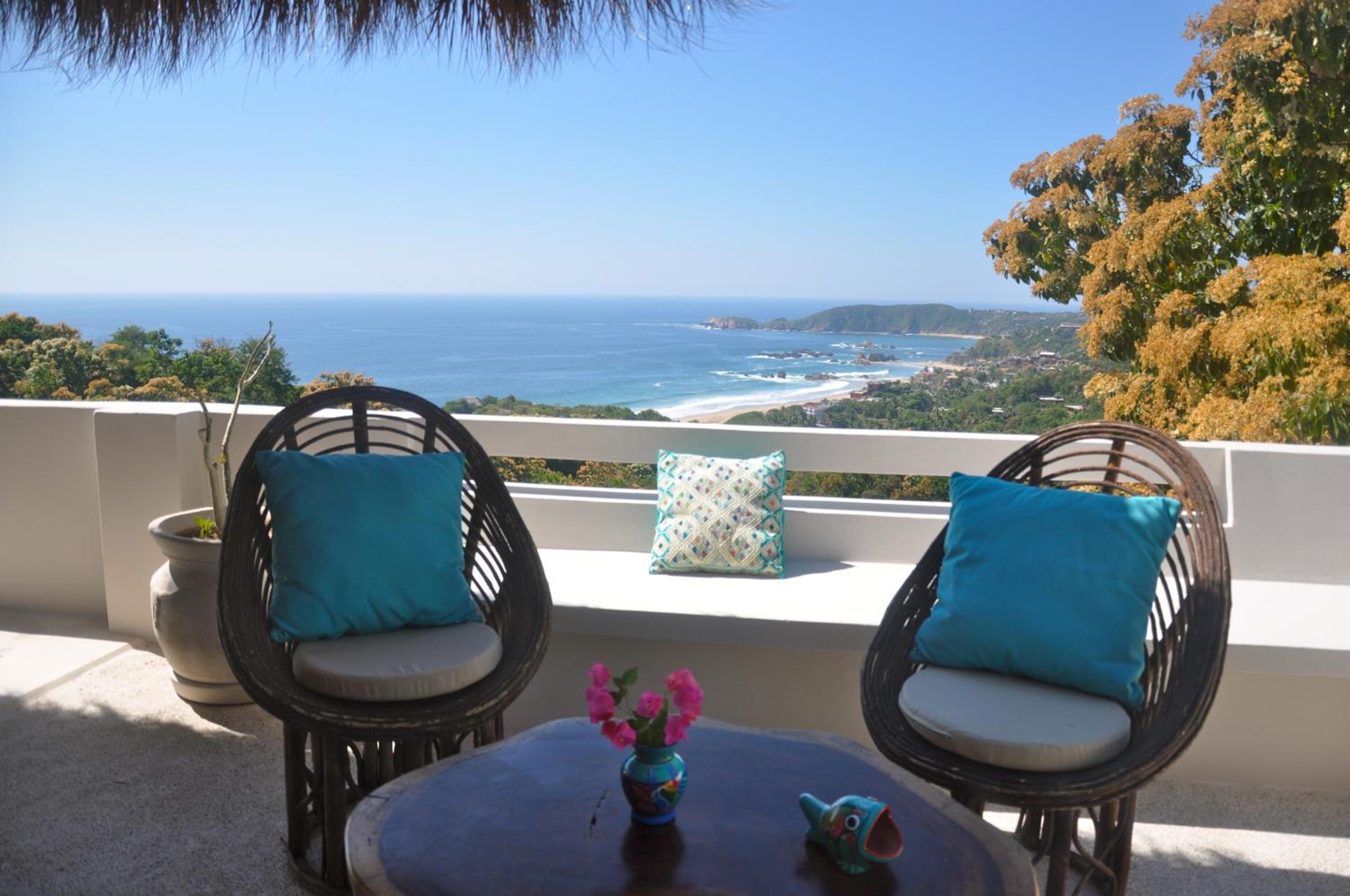 Deluxe Suite with Sea View - Photo 9