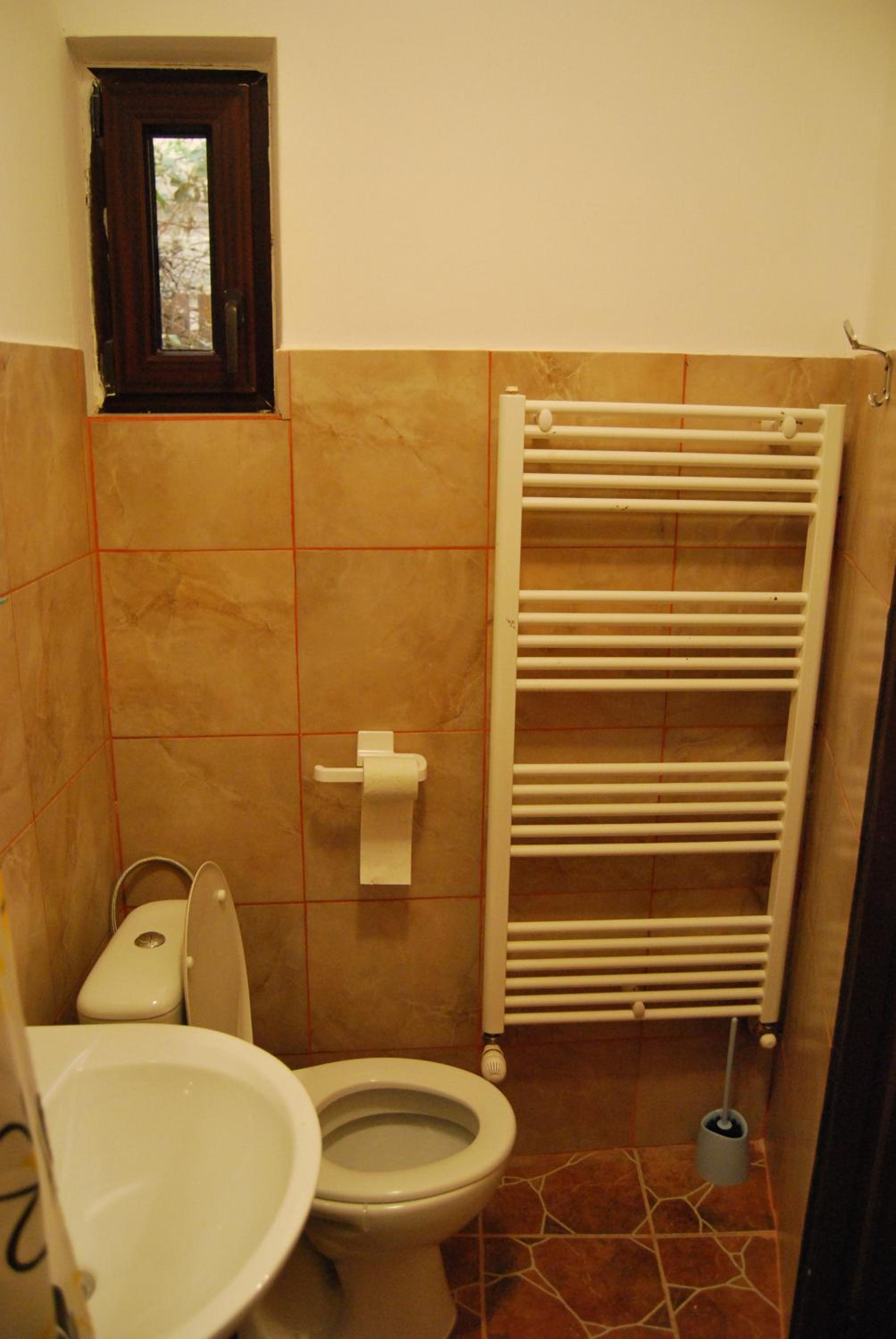 Twin Room with Private Bathroom - Photo 4