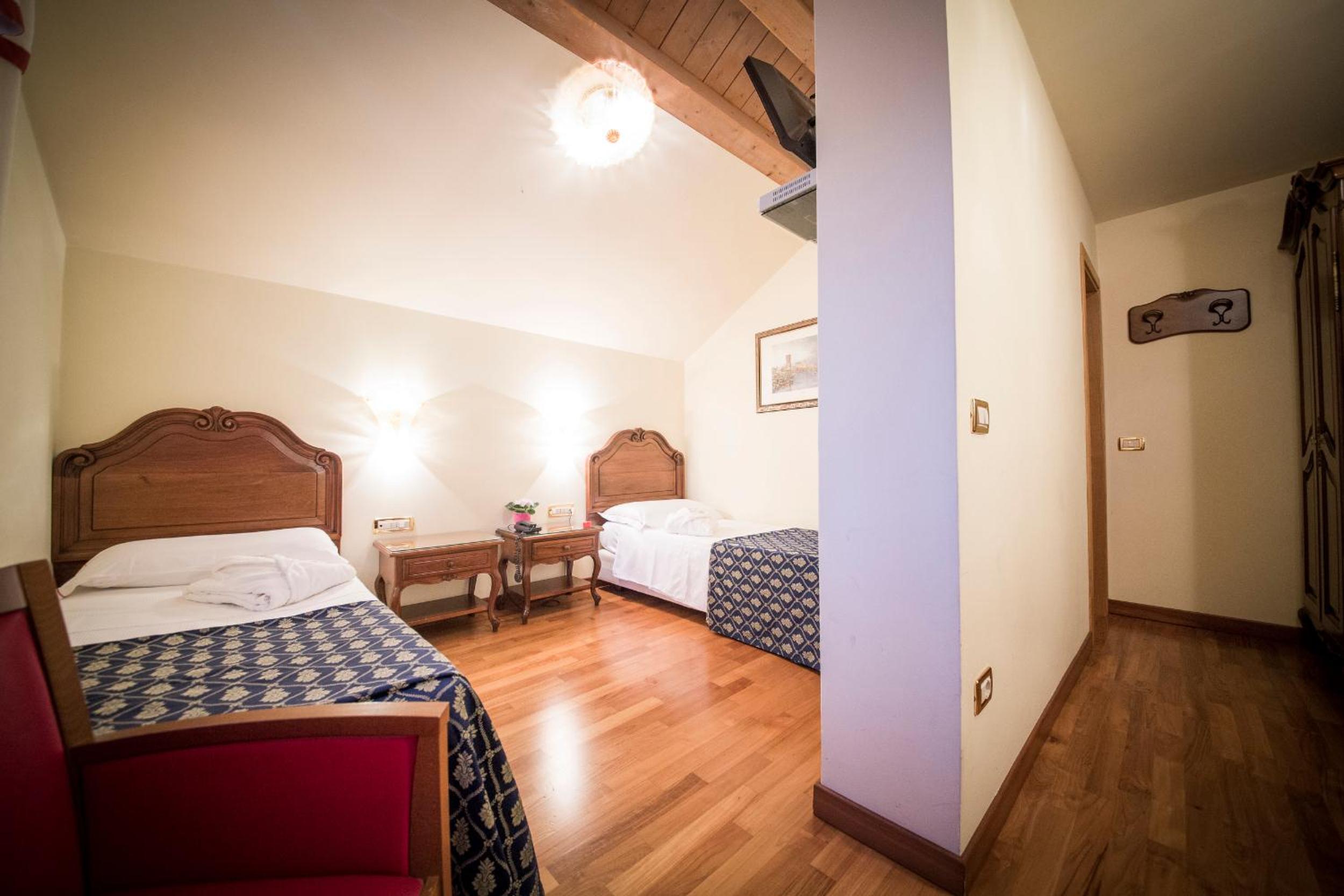 Standard Double Room - Photo 6