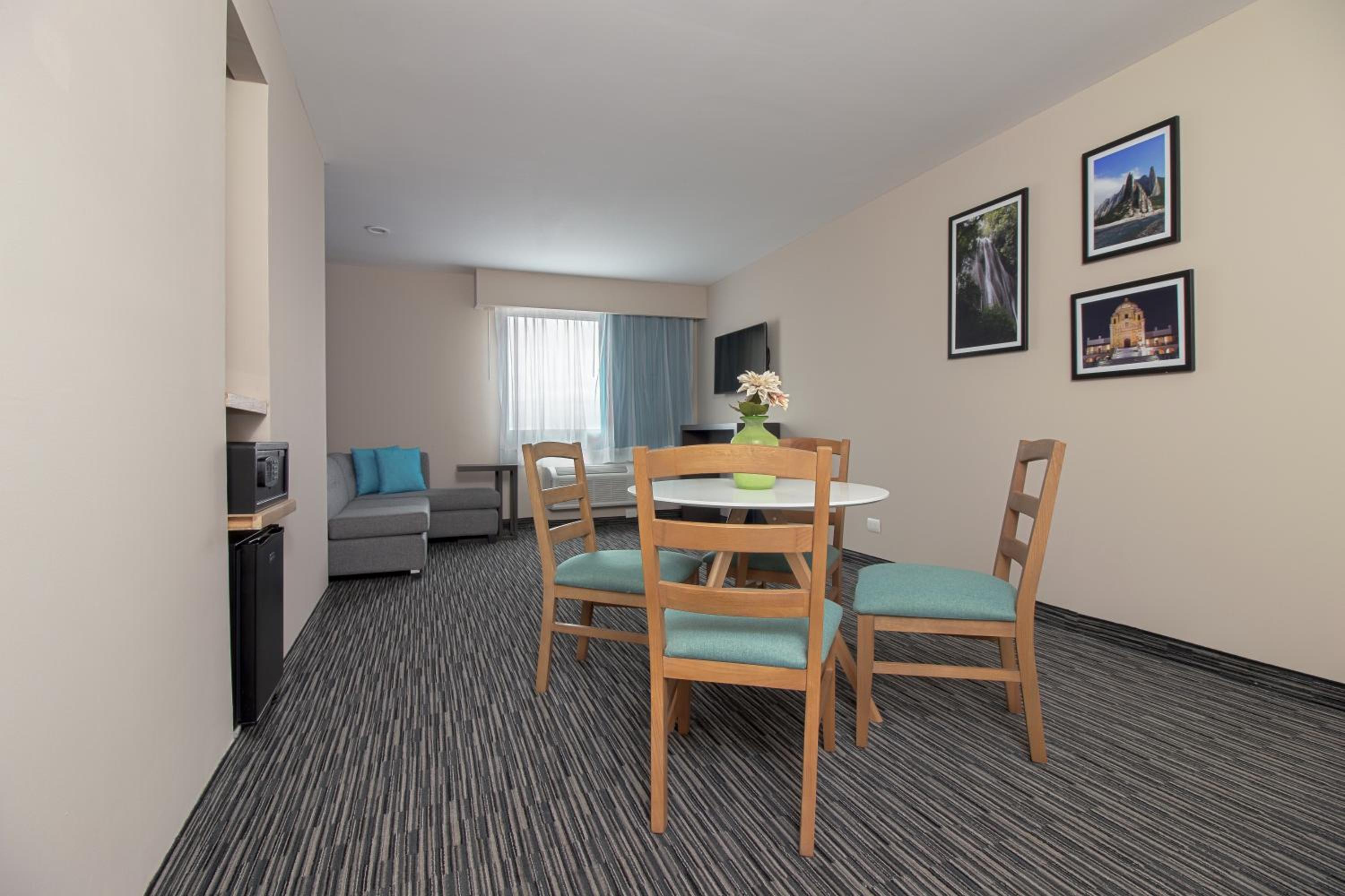 King Suite - Non-Smoking photo 3