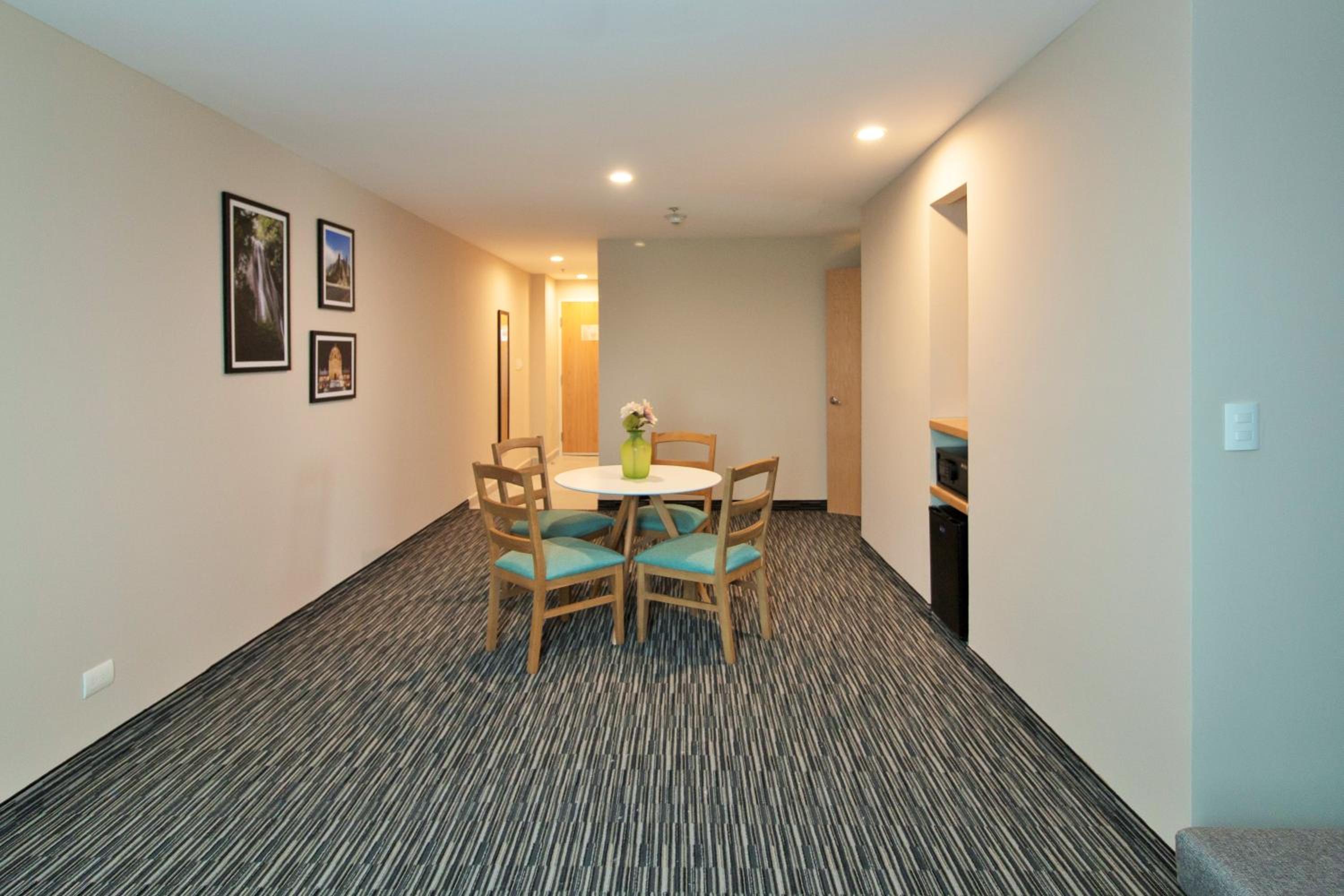 King Suite - Non-Smoking photo 2