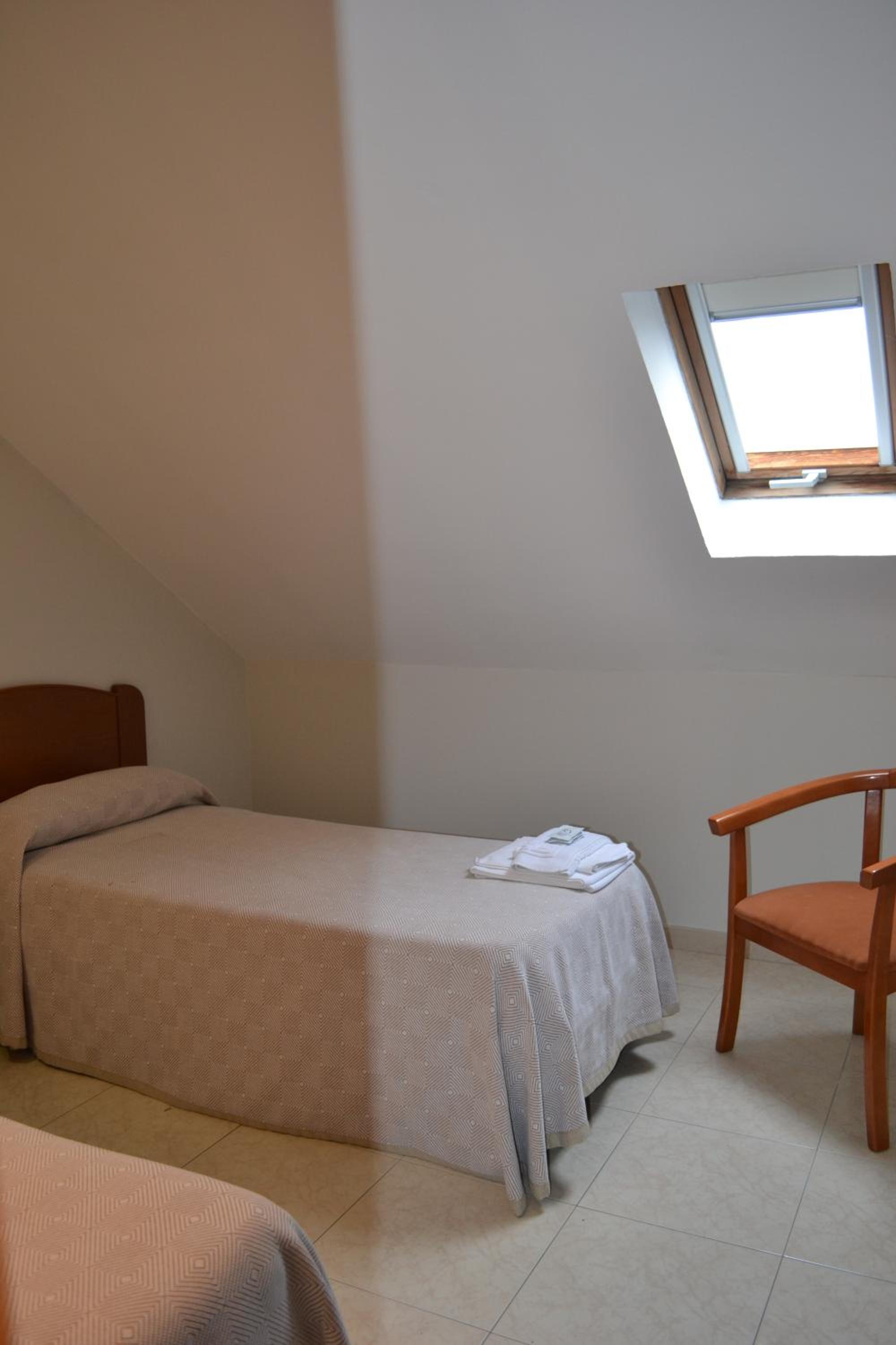 Habitación Individual con Baño y Aseo Compartidos