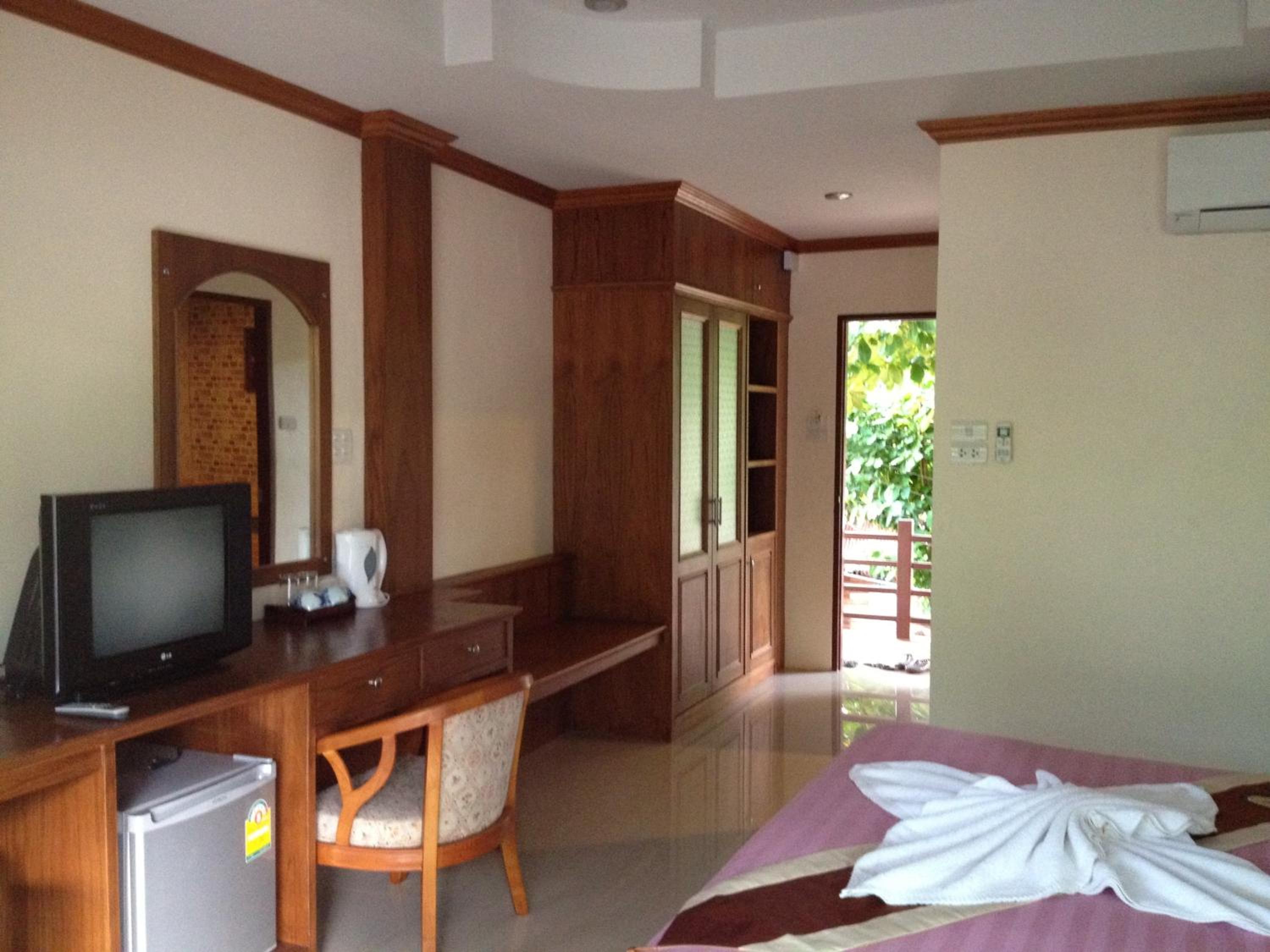 Deluxe Double Room with Balcony - Photo 9