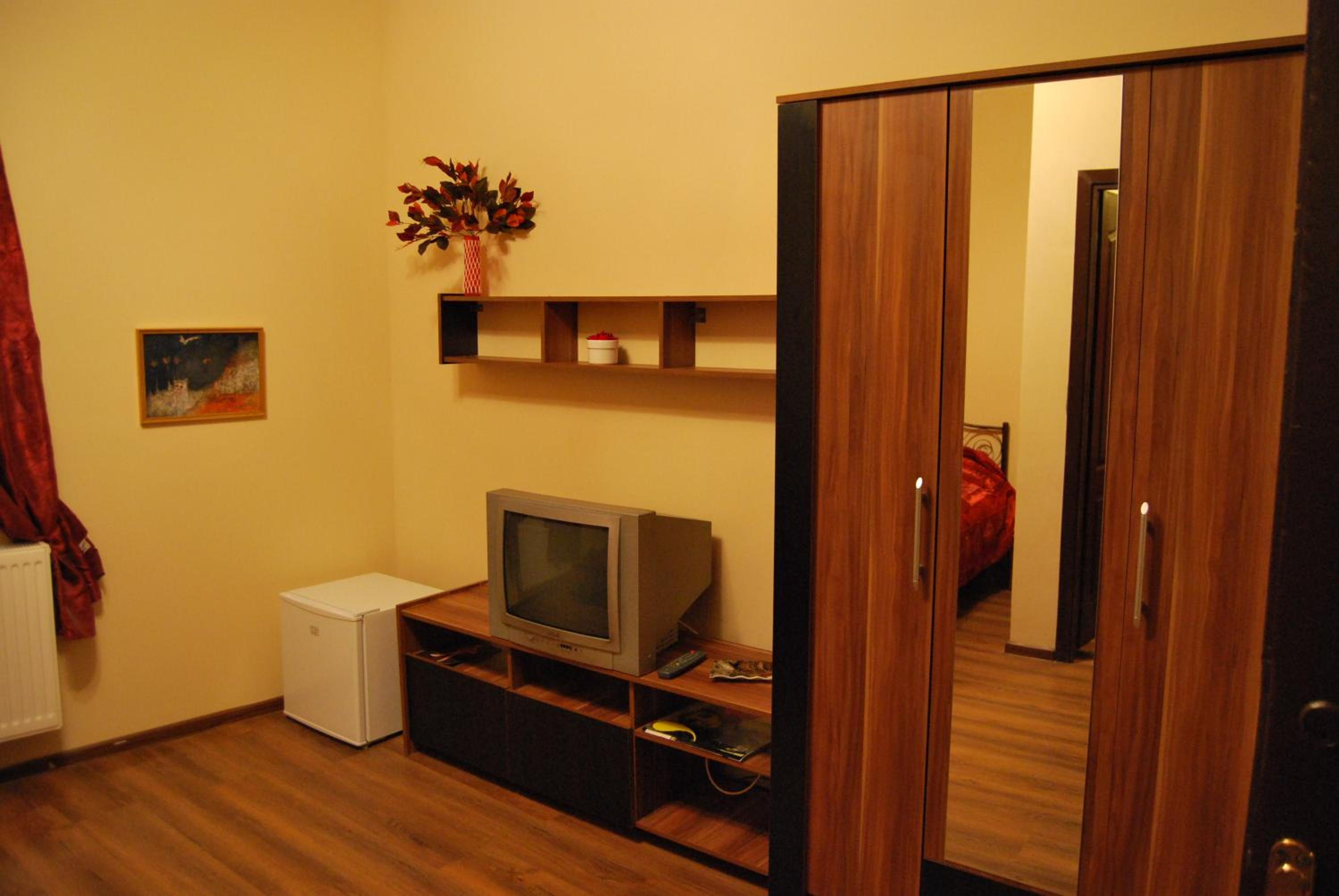 Double Room with Private Bathroom - Photo 9