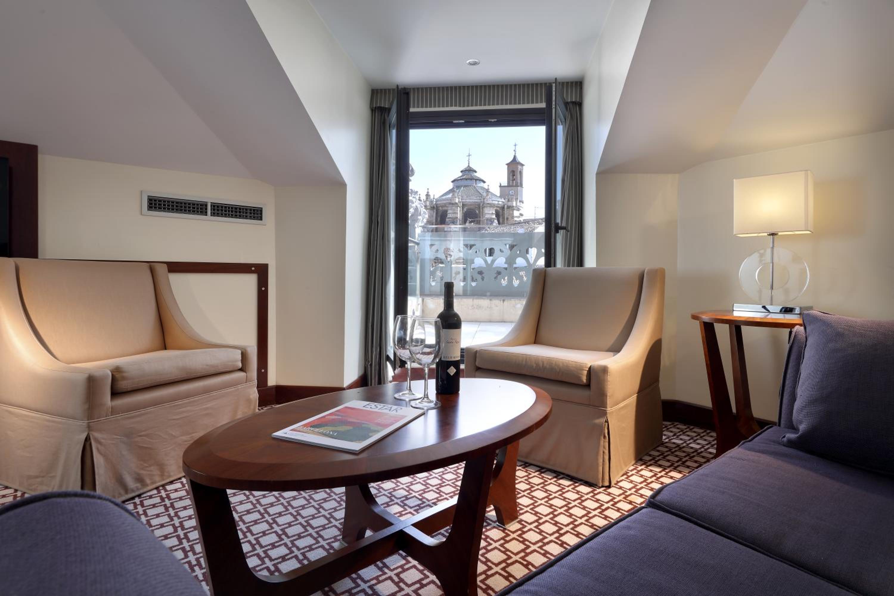 Suite - Photo 1