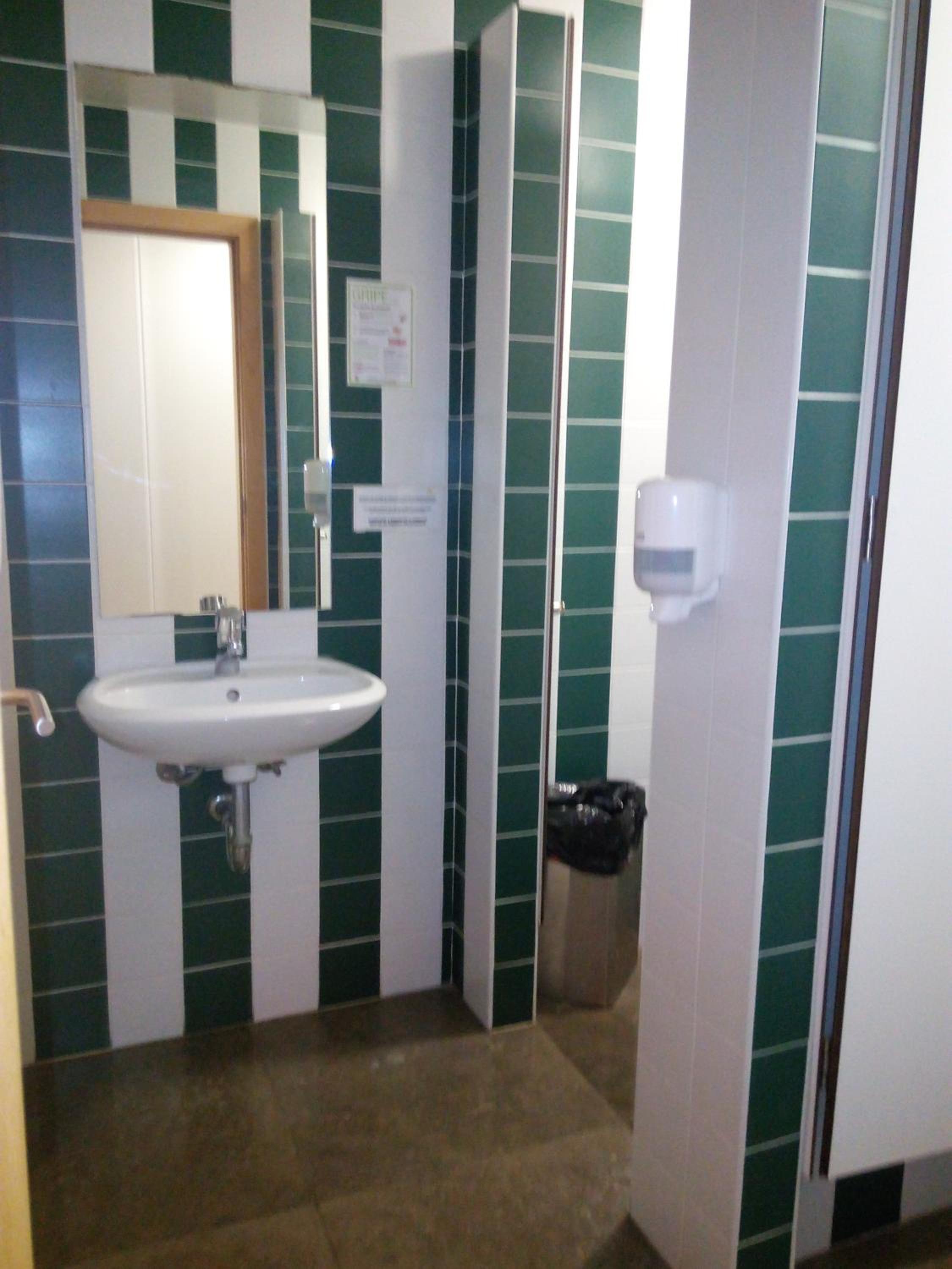 Twin Room with Private Bathroom - Photo 10