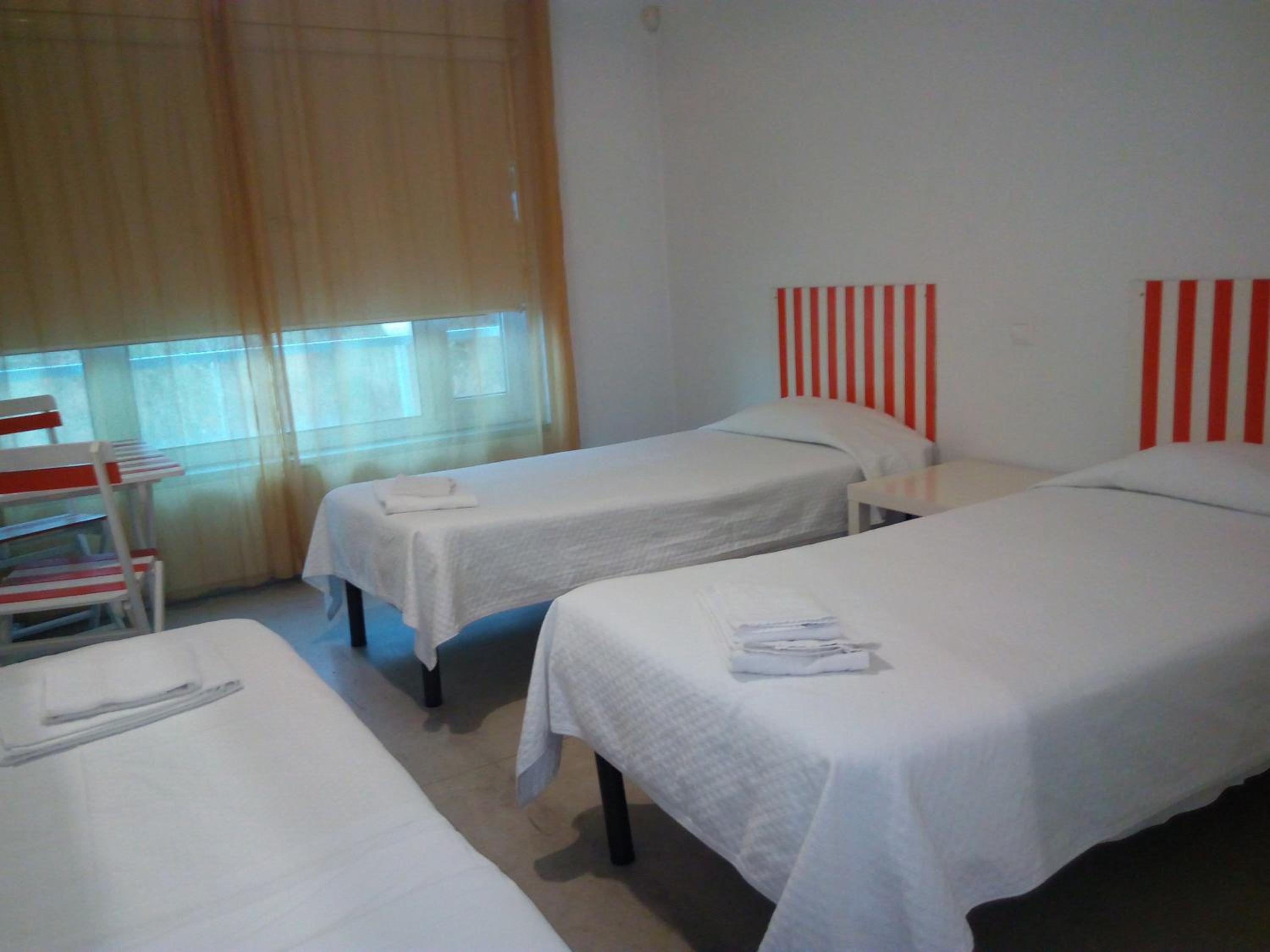 Twin Room with Private Bathroom - Photo 9