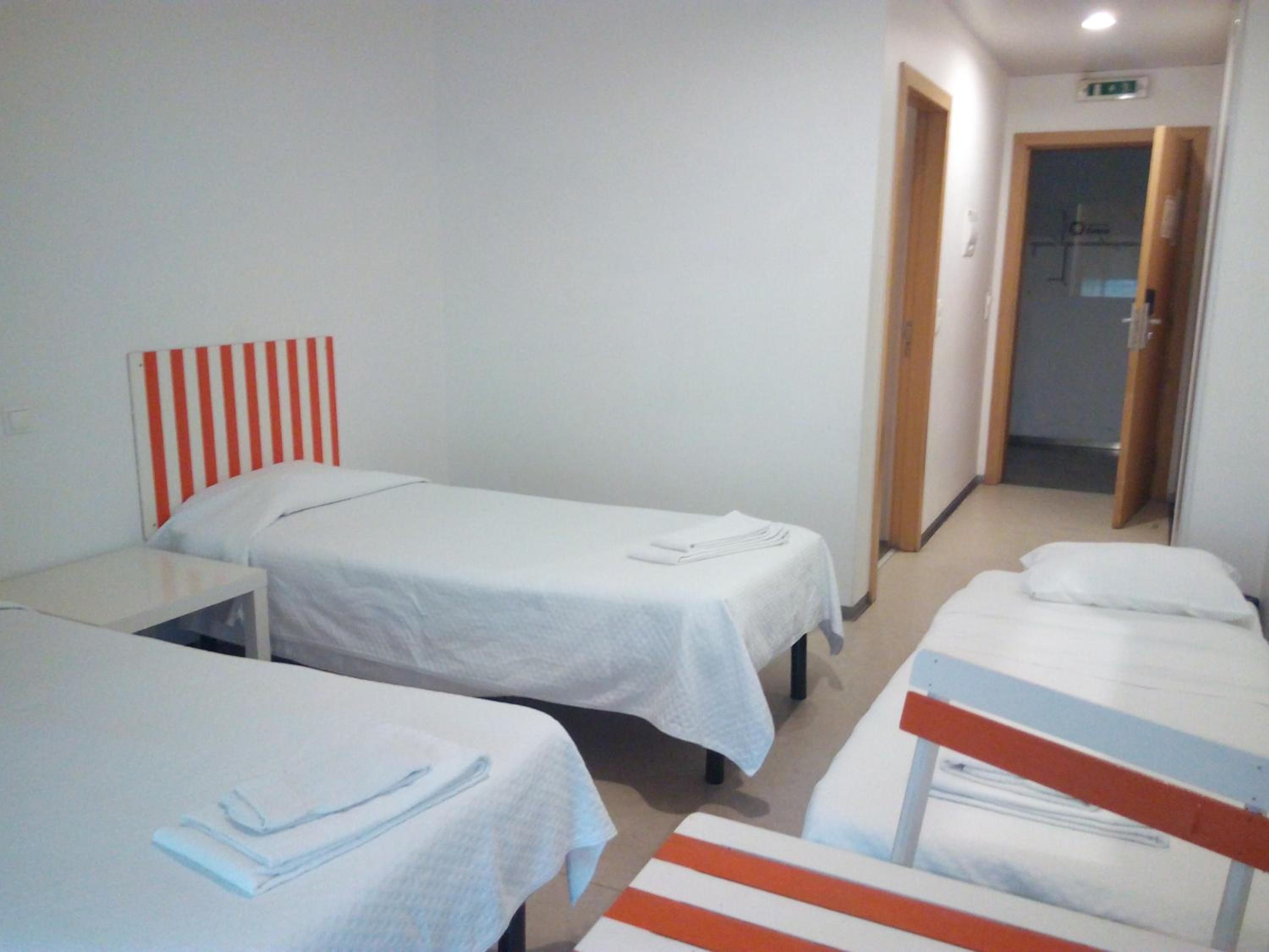 Twin Room with Private Bathroom - Photo 8