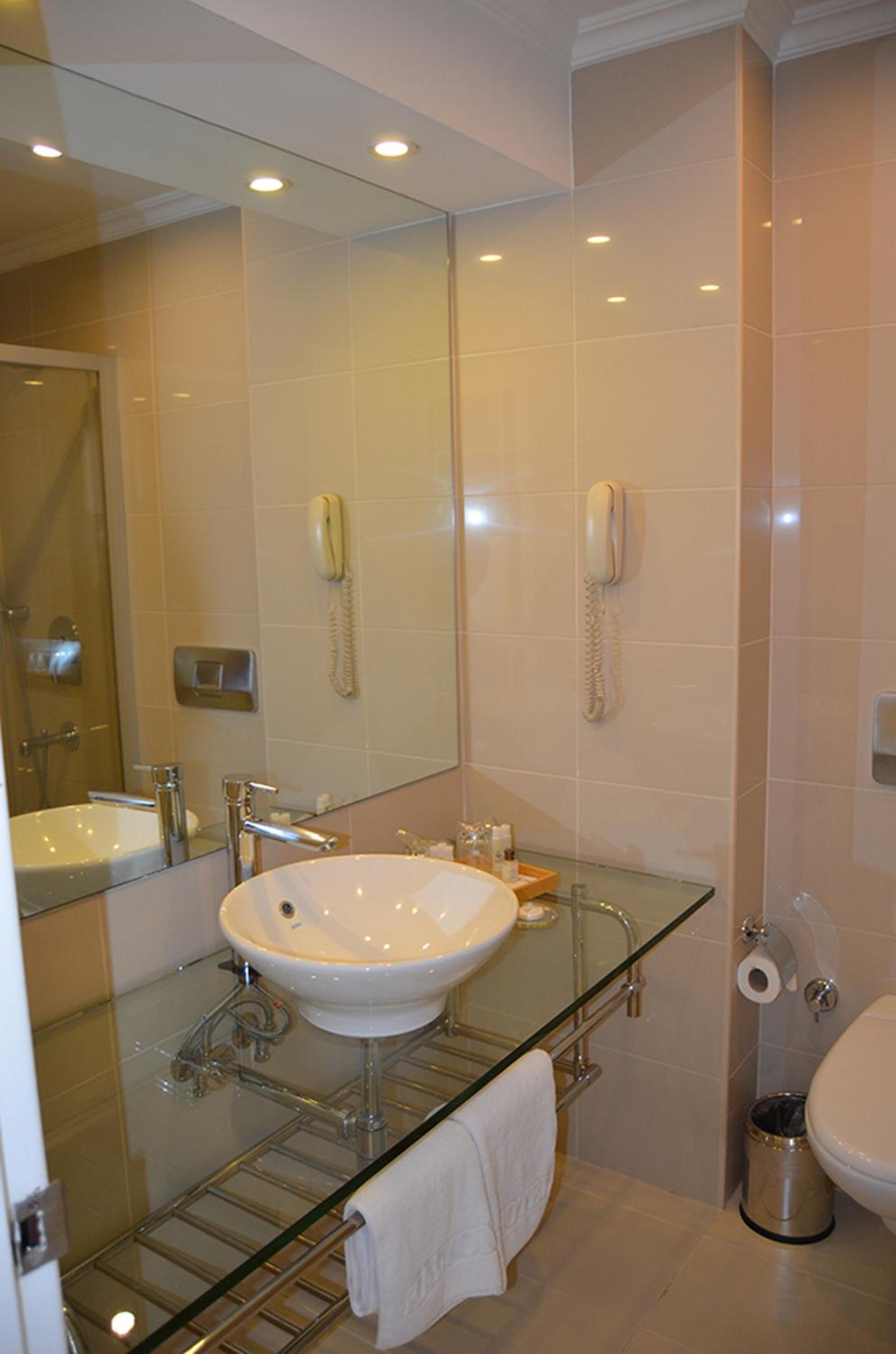 Standard Deluxe Room with City View thumbnail 5