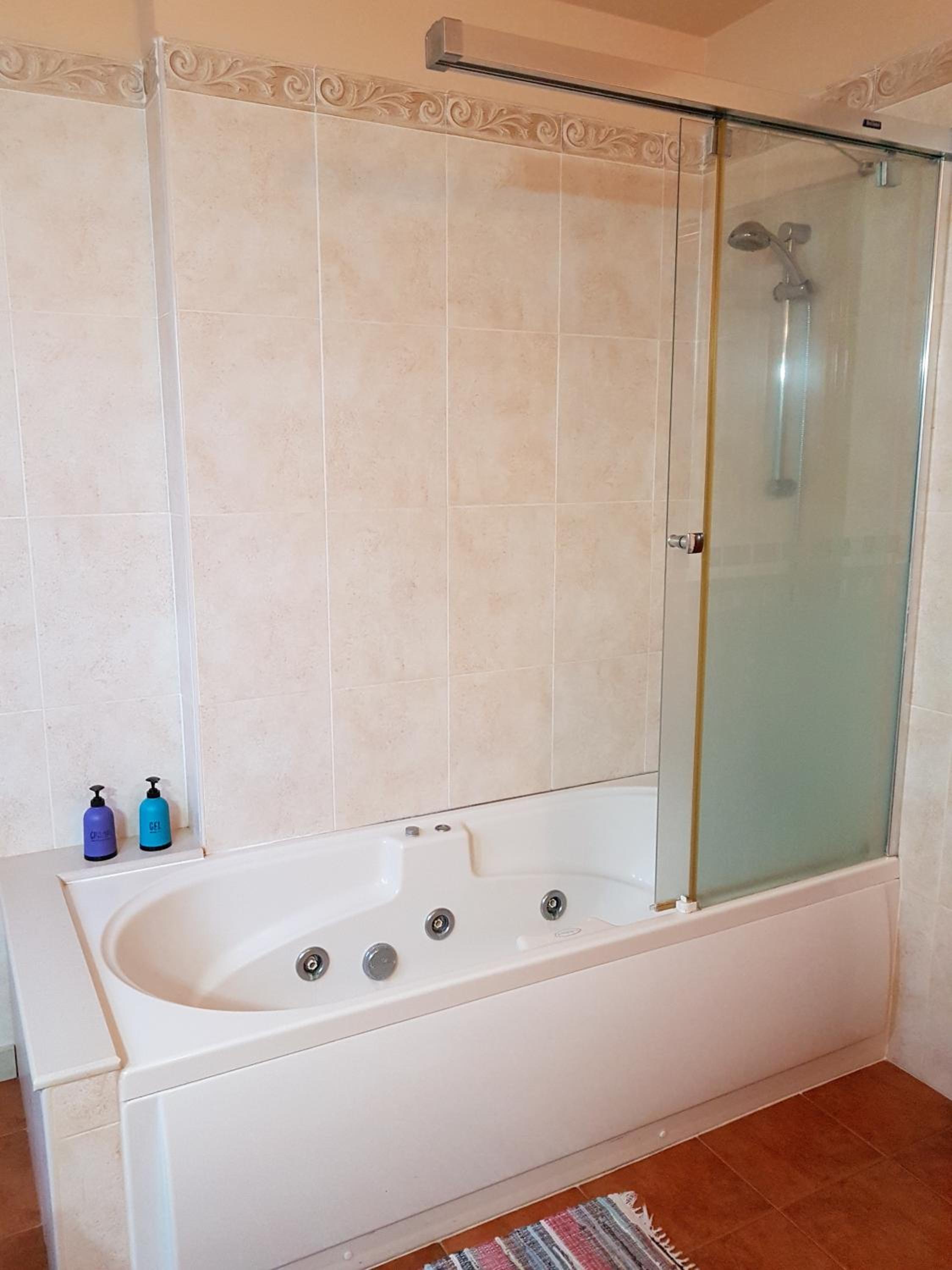 Deluxe Double Room with Private Bathroom and Balcony - Photo 20