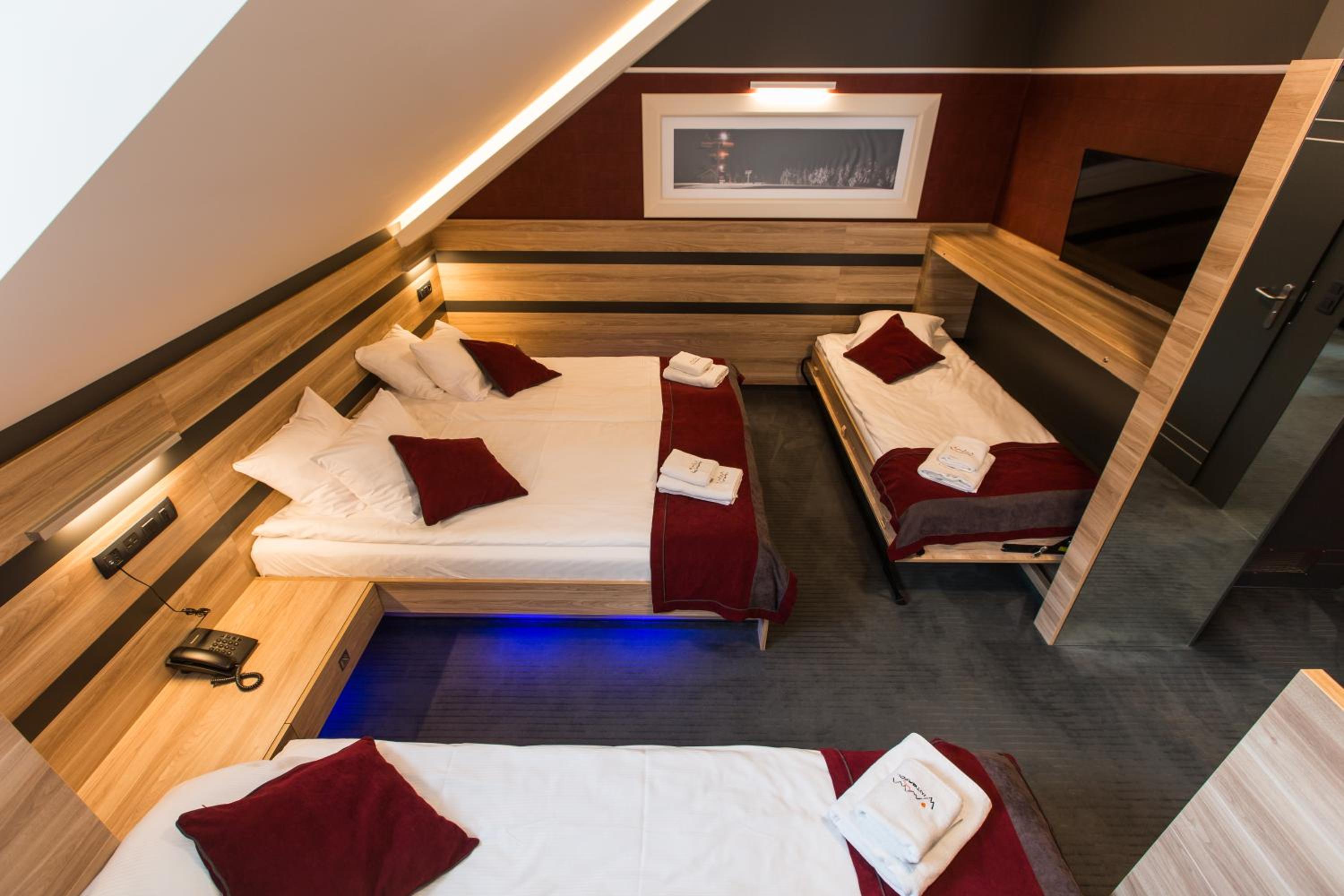 Superior Quadruple Room - Photo 3