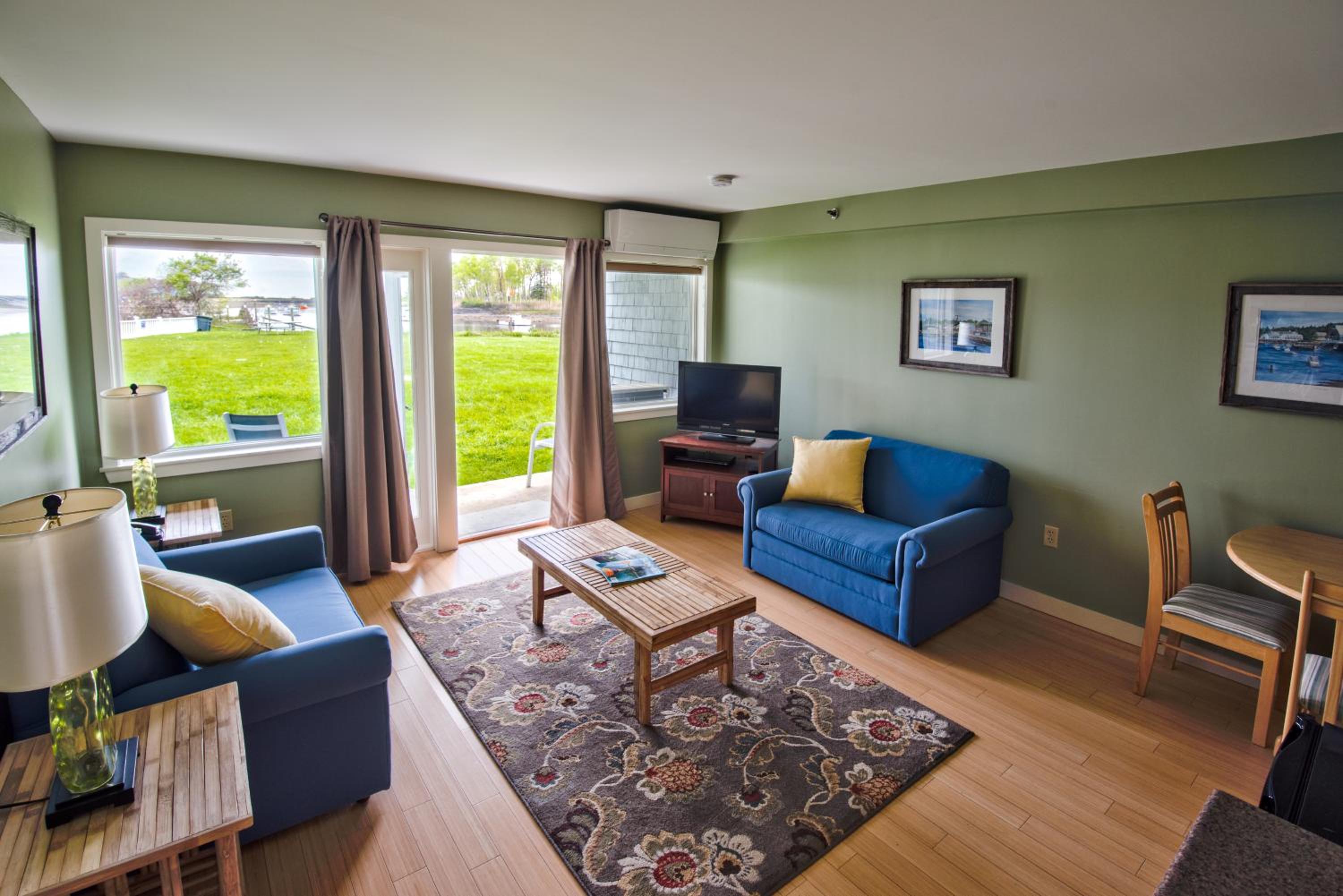 Portside Two Room Family Unit King & Two Twin Sleeper Sofas photo 3