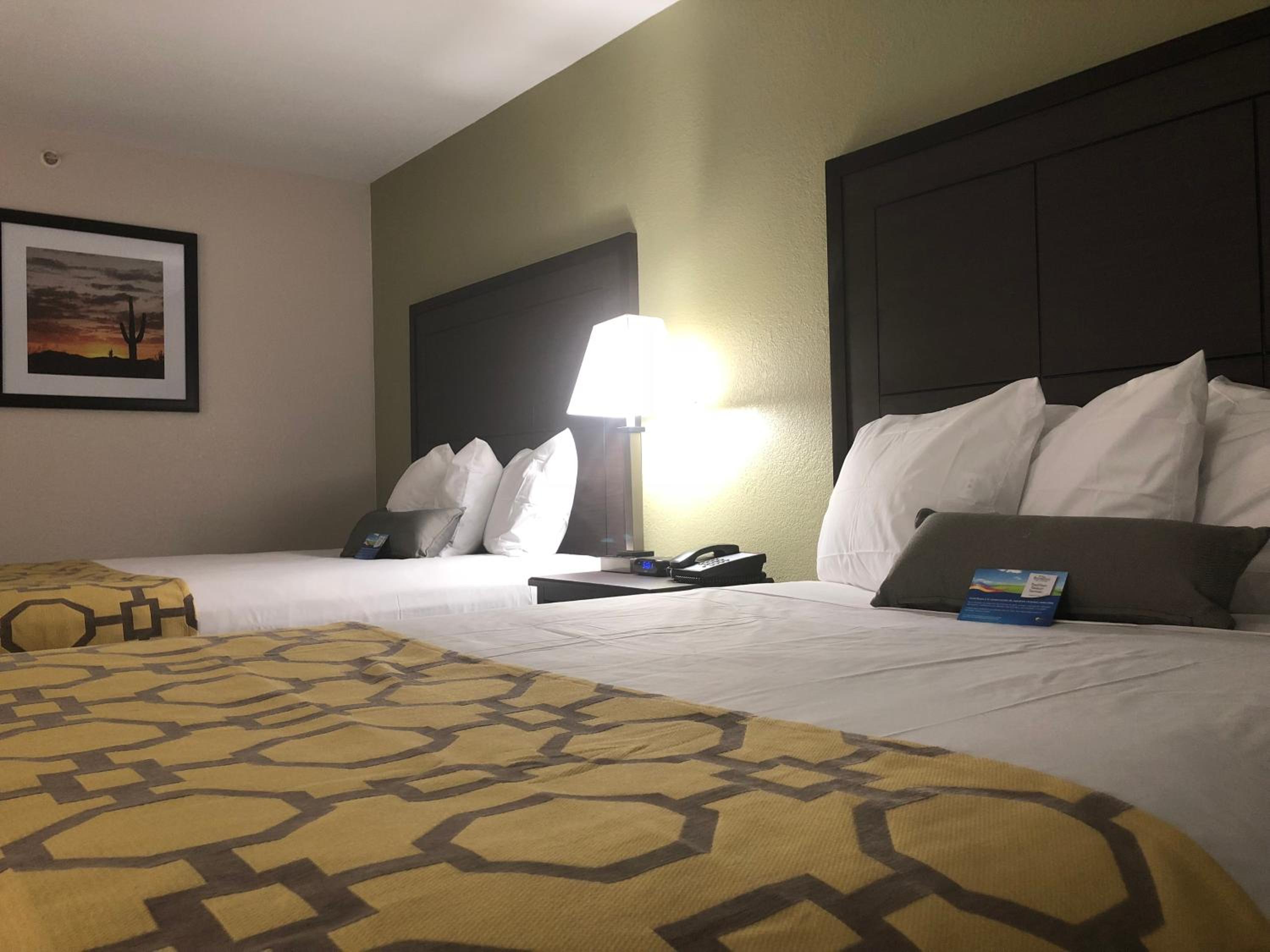 Queen Room with Two Queen Beds - Non-Smoking - Photo 4