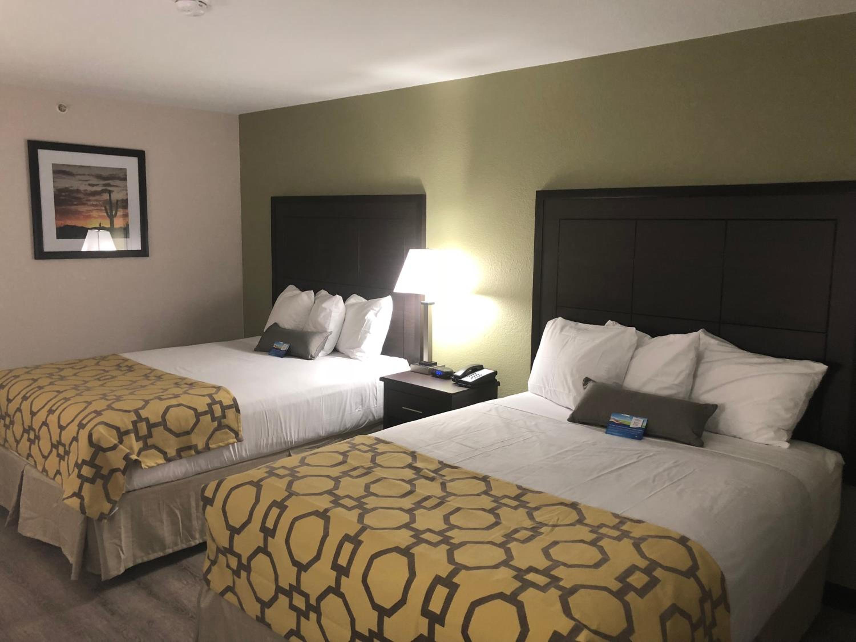 Queen Room with Two Queen Beds - Non-Smoking - Photo 5