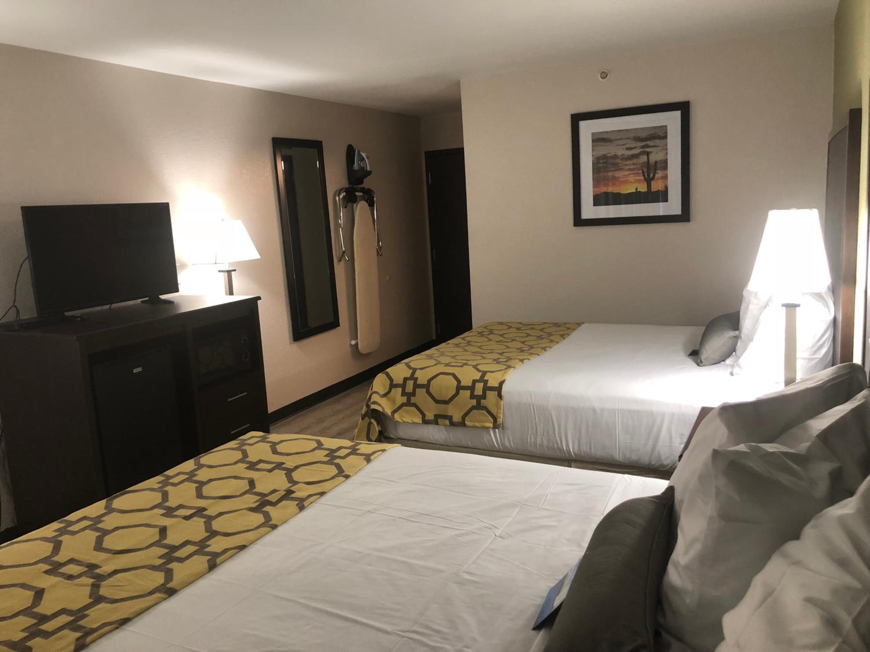 Queen Room with Two Queen Beds - Non-Smoking - Photo 21
