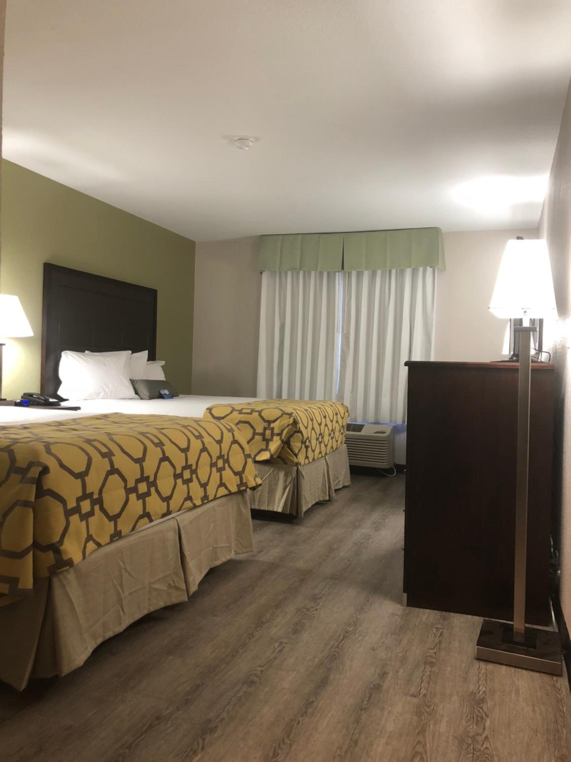Queen Room with Two Queen Beds - Non-Smoking - Photo 22