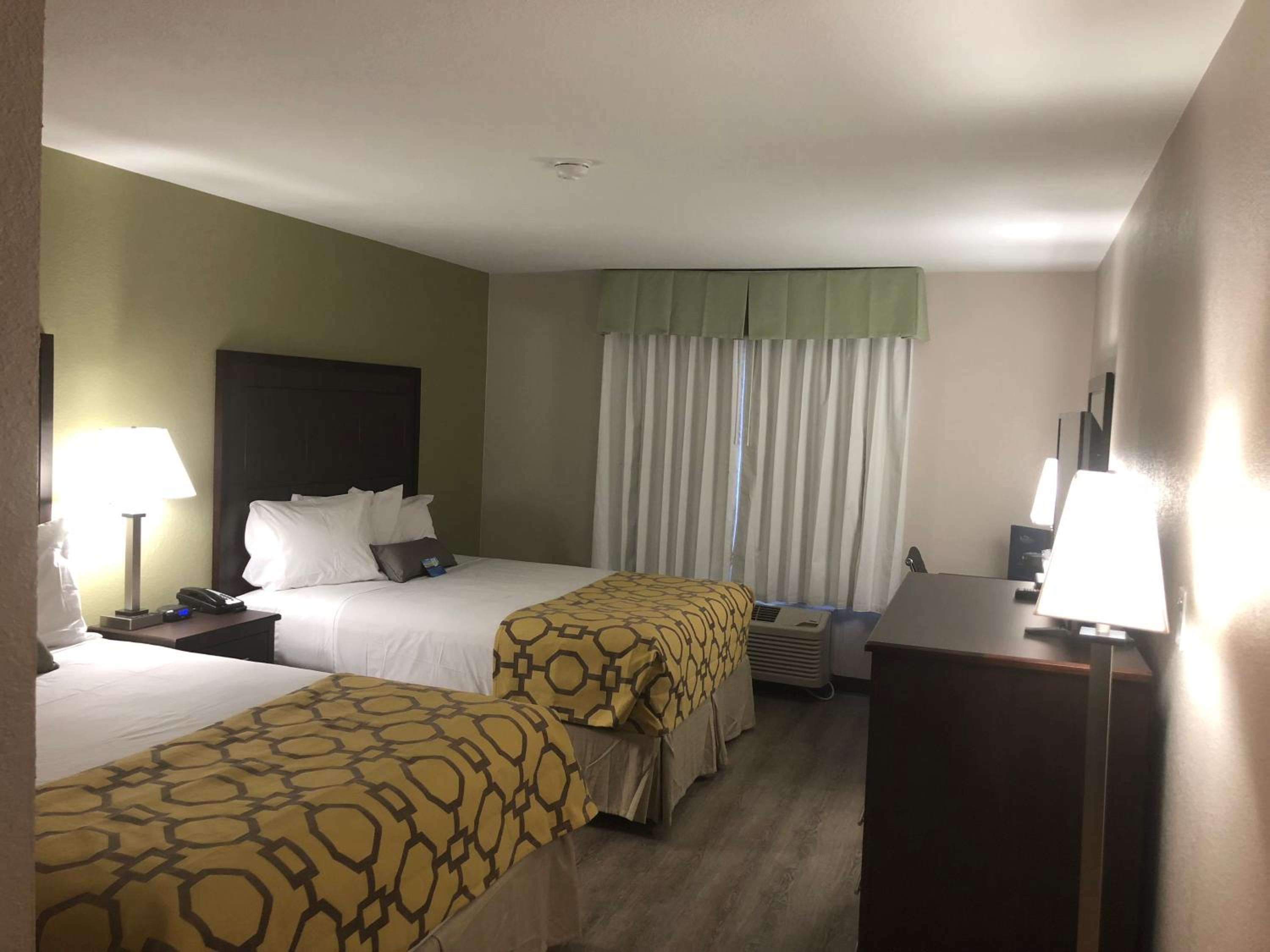 Queen Room with Two Queen Beds - Non-Smoking - Photo 3