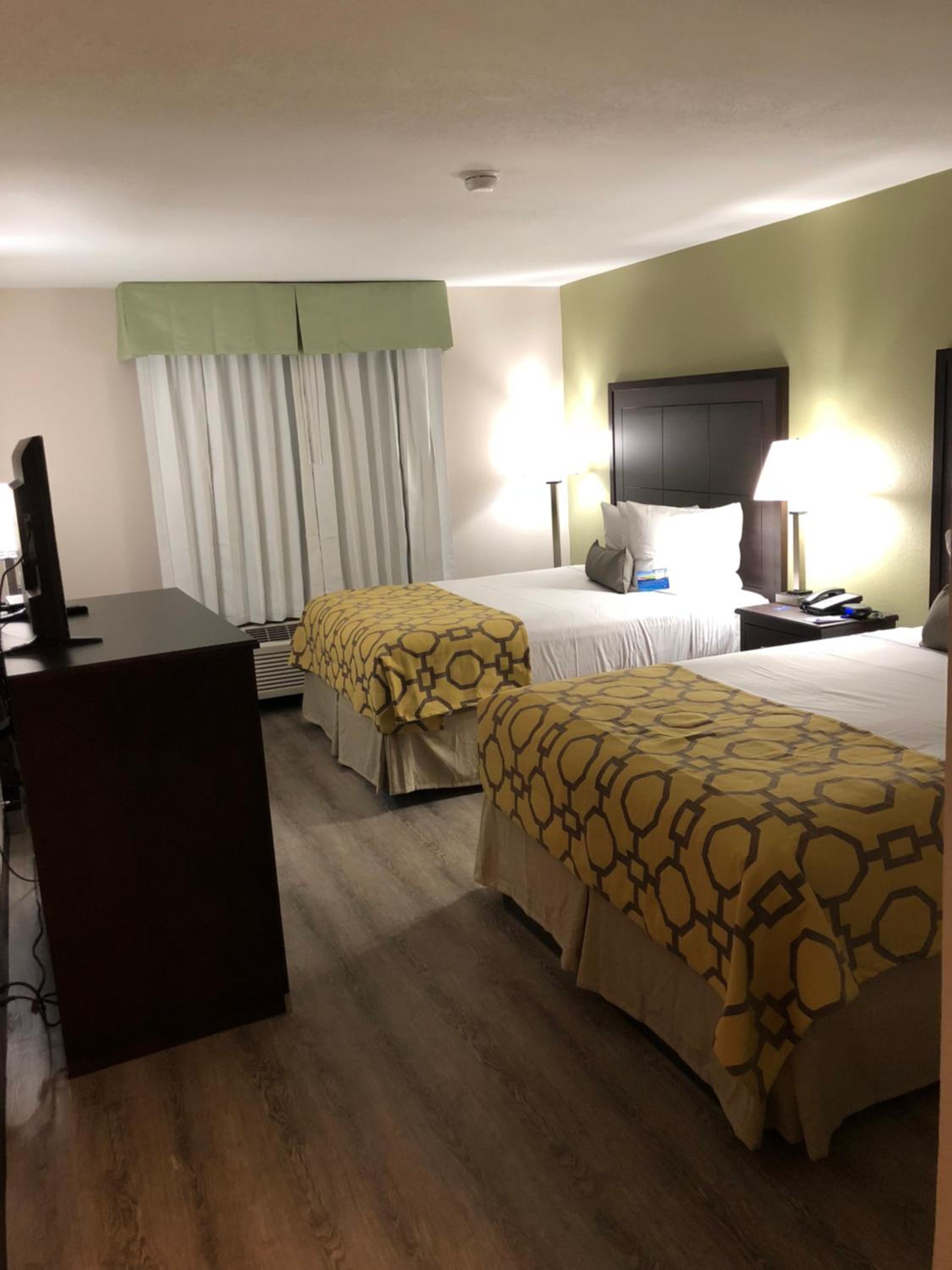 Queen Room with Two Queen Beds - Non-Smoking - Photo 24