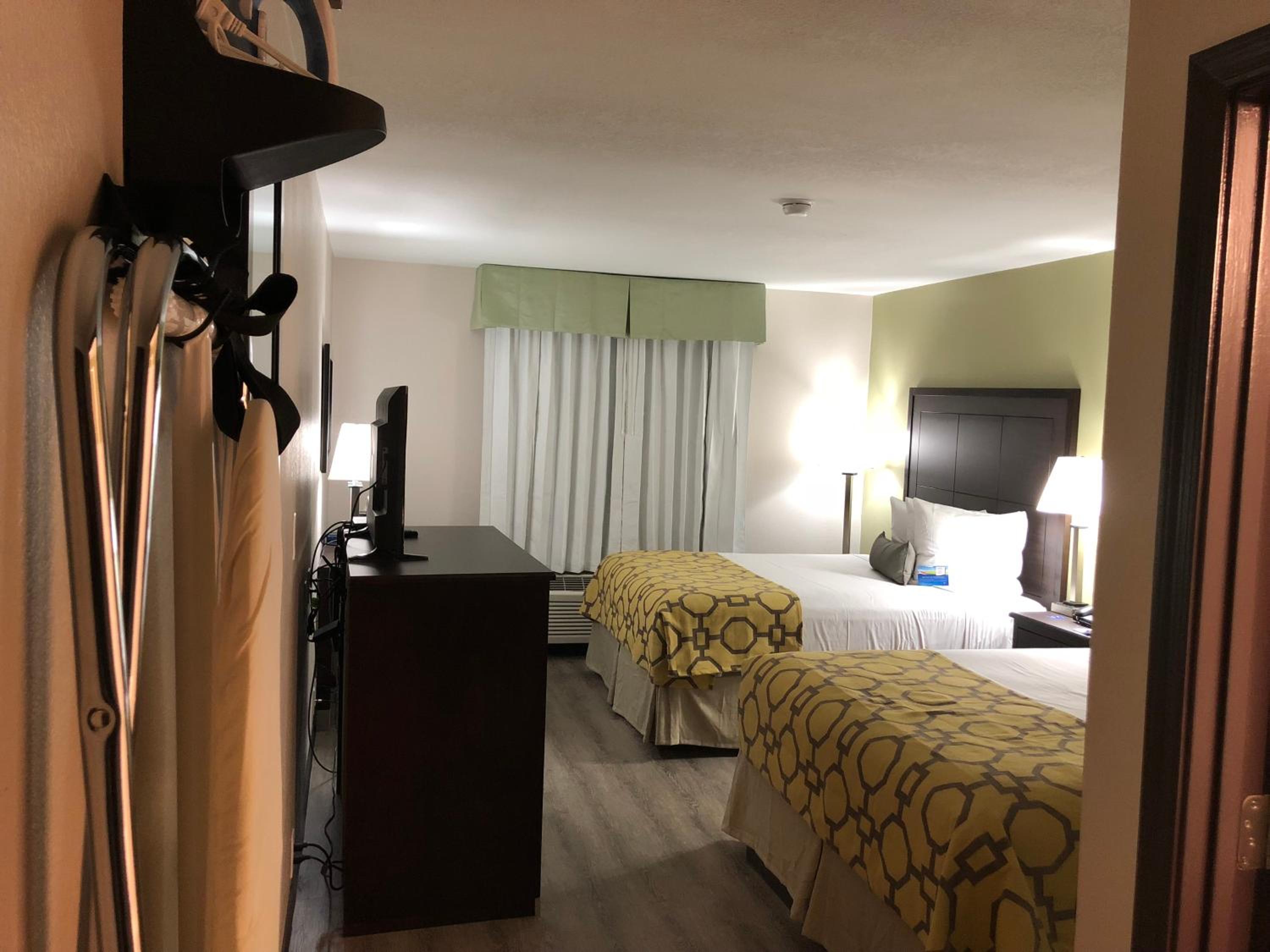 Queen Room with Two Queen Beds - Non-Smoking - Photo 6