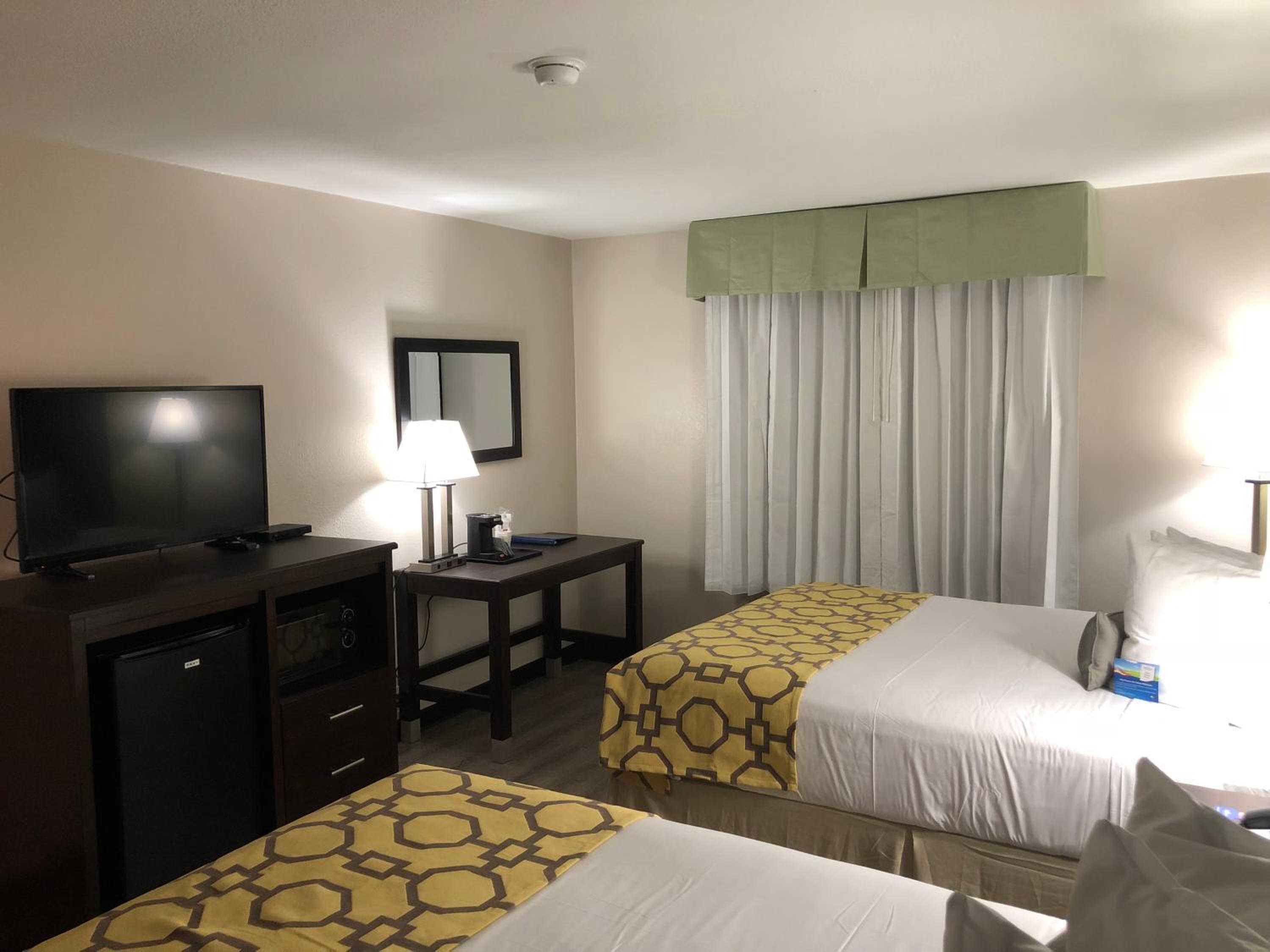 Queen Room with Two Queen Beds - Non-Smoking - Photo 8