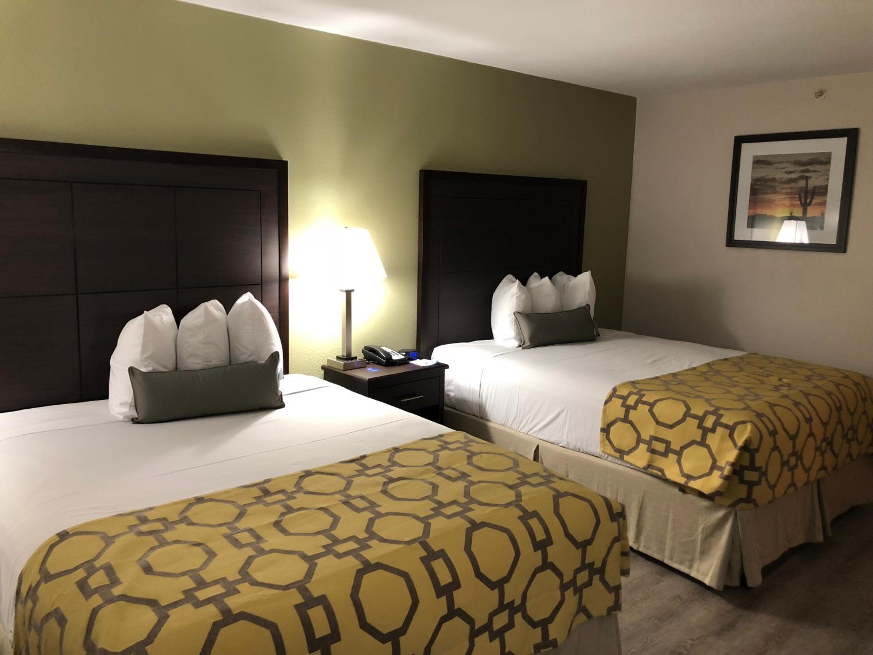Queen Room with Two Queen Beds - Non-Smoking - Photo 9