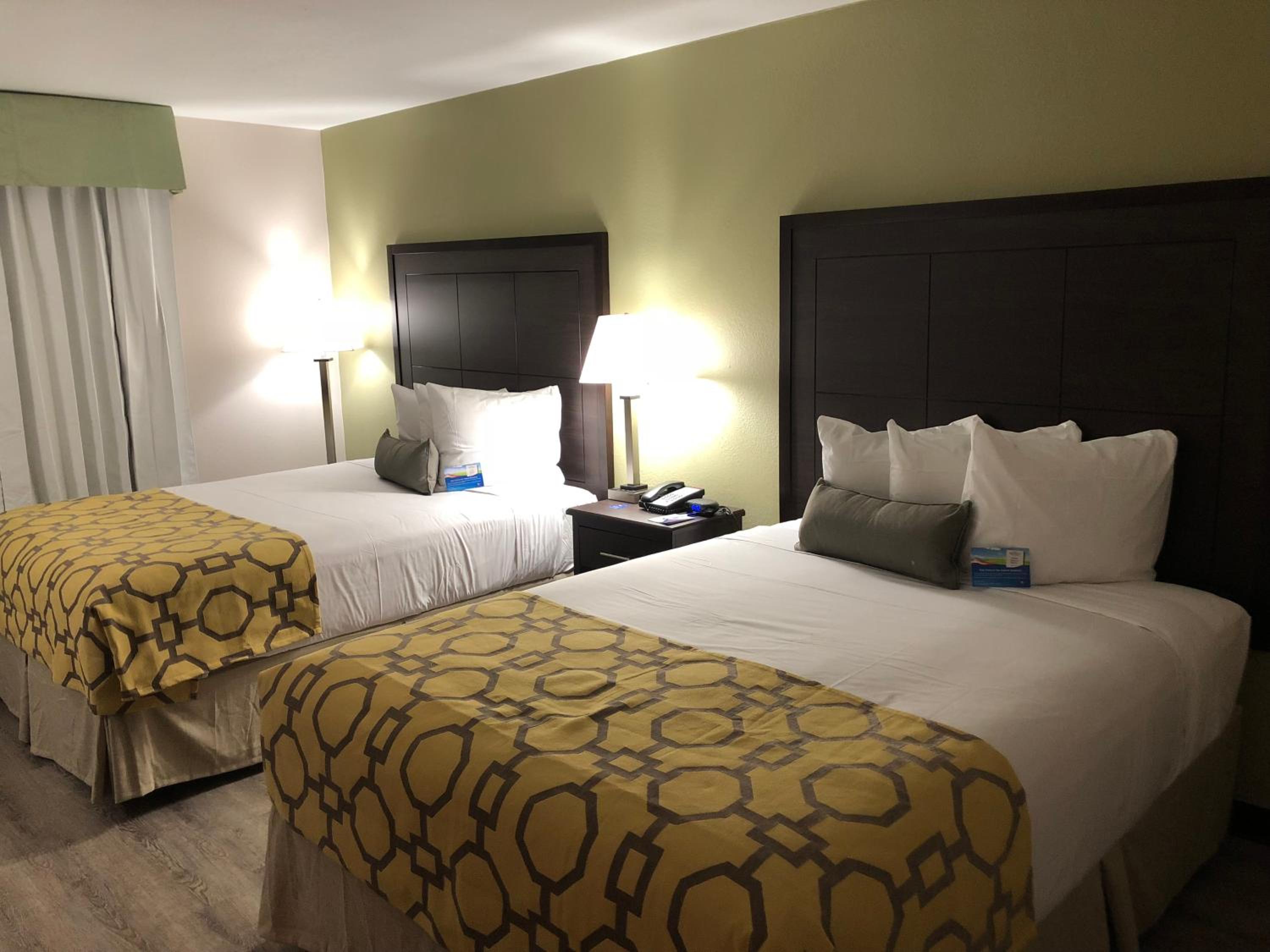 Queen Room with Two Queen Beds - Non-Smoking - Photo 10