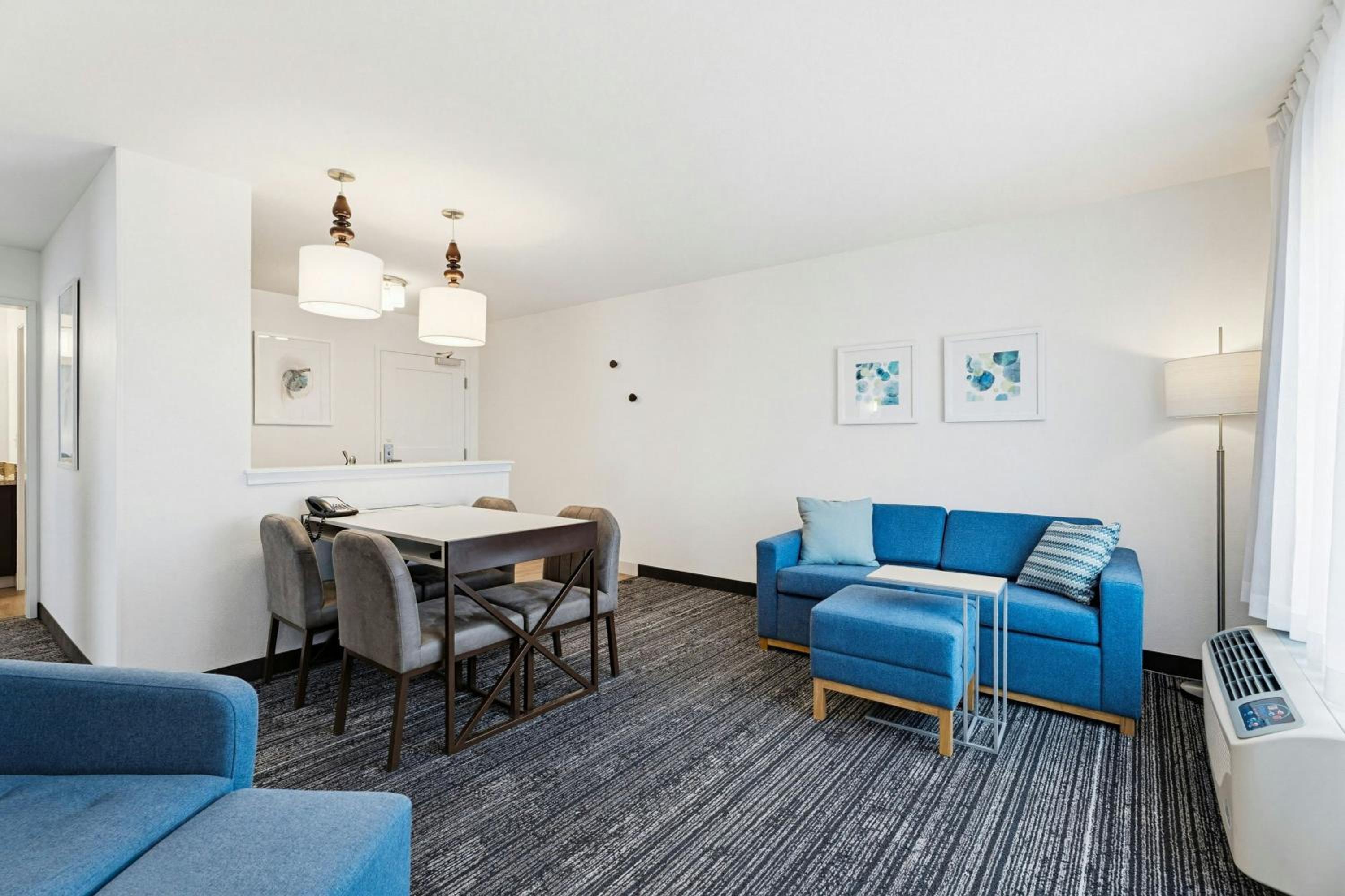 One-Bedroom Queen Suite with Sofa Bed and Adapted Tub - Mobility and Hearing Accessible