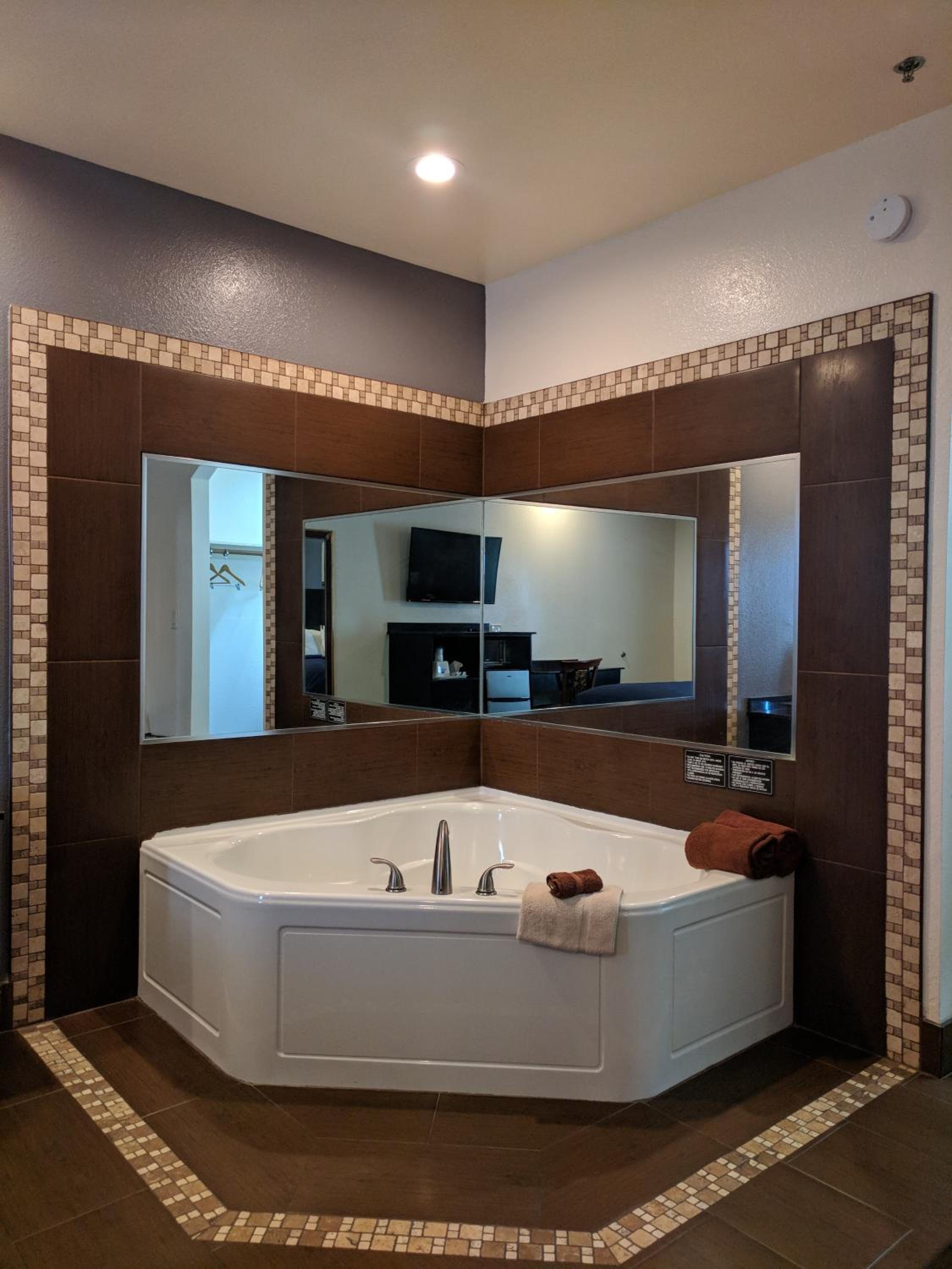 King Room with Spa Bath - Non-Smoking - Photo 2