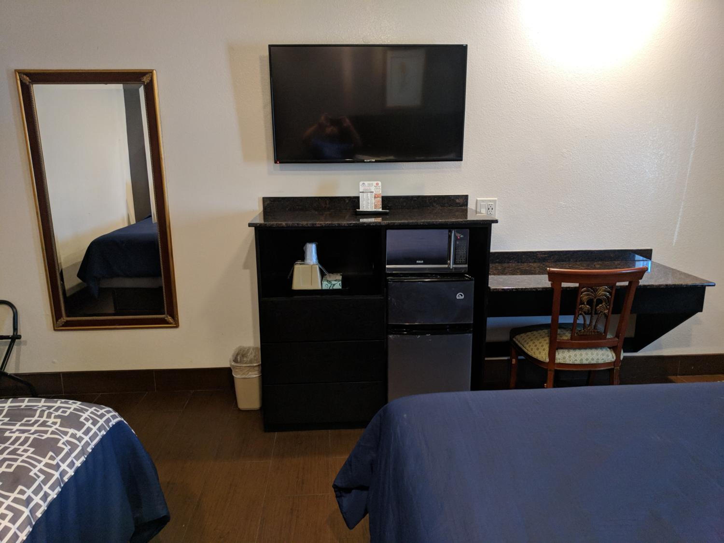 Queen Room with Two Queen Beds - Non-Smoking - Photo 1