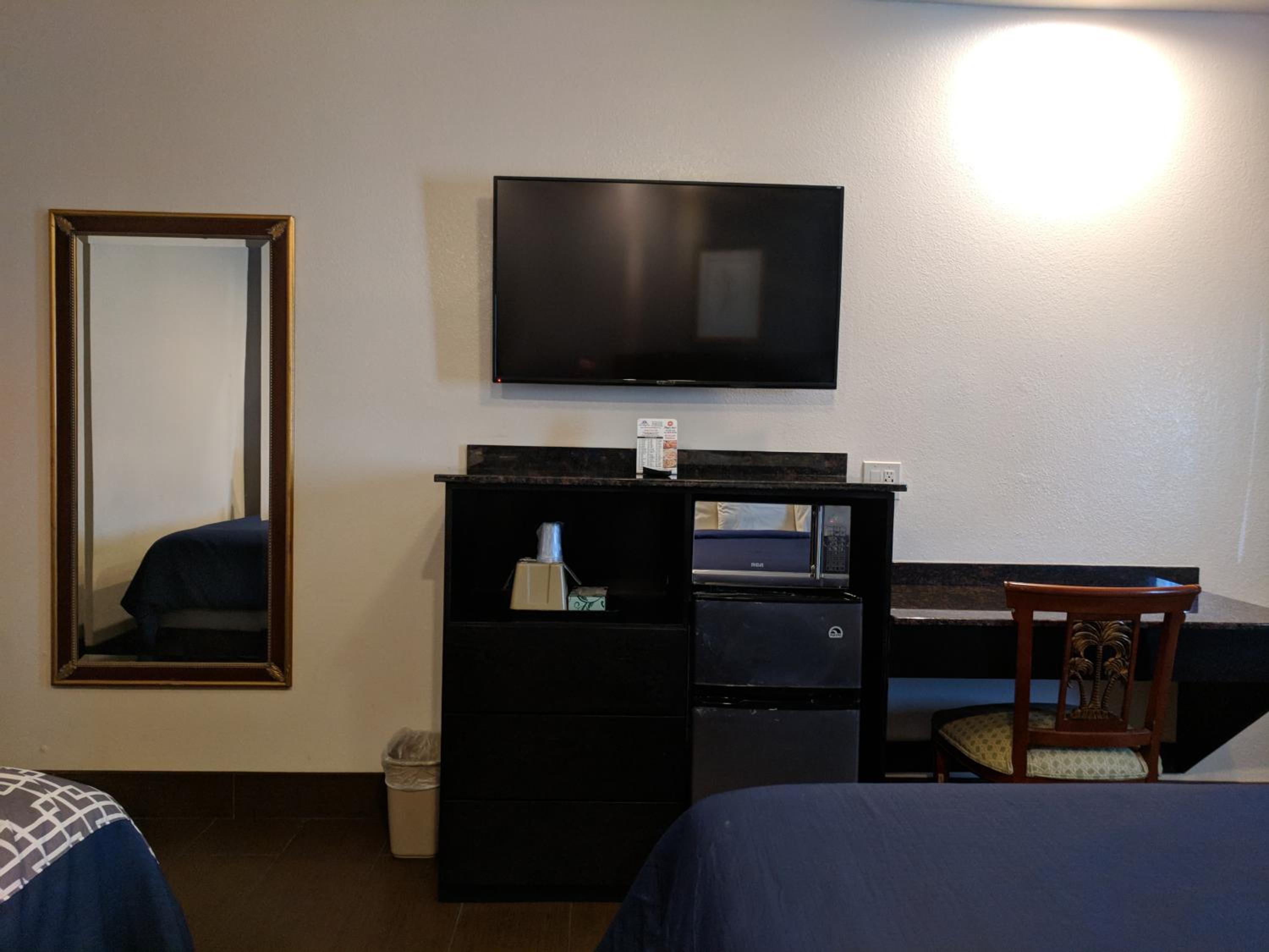 Queen Room with Two Queen Beds - Non-Smoking - Photo 4
