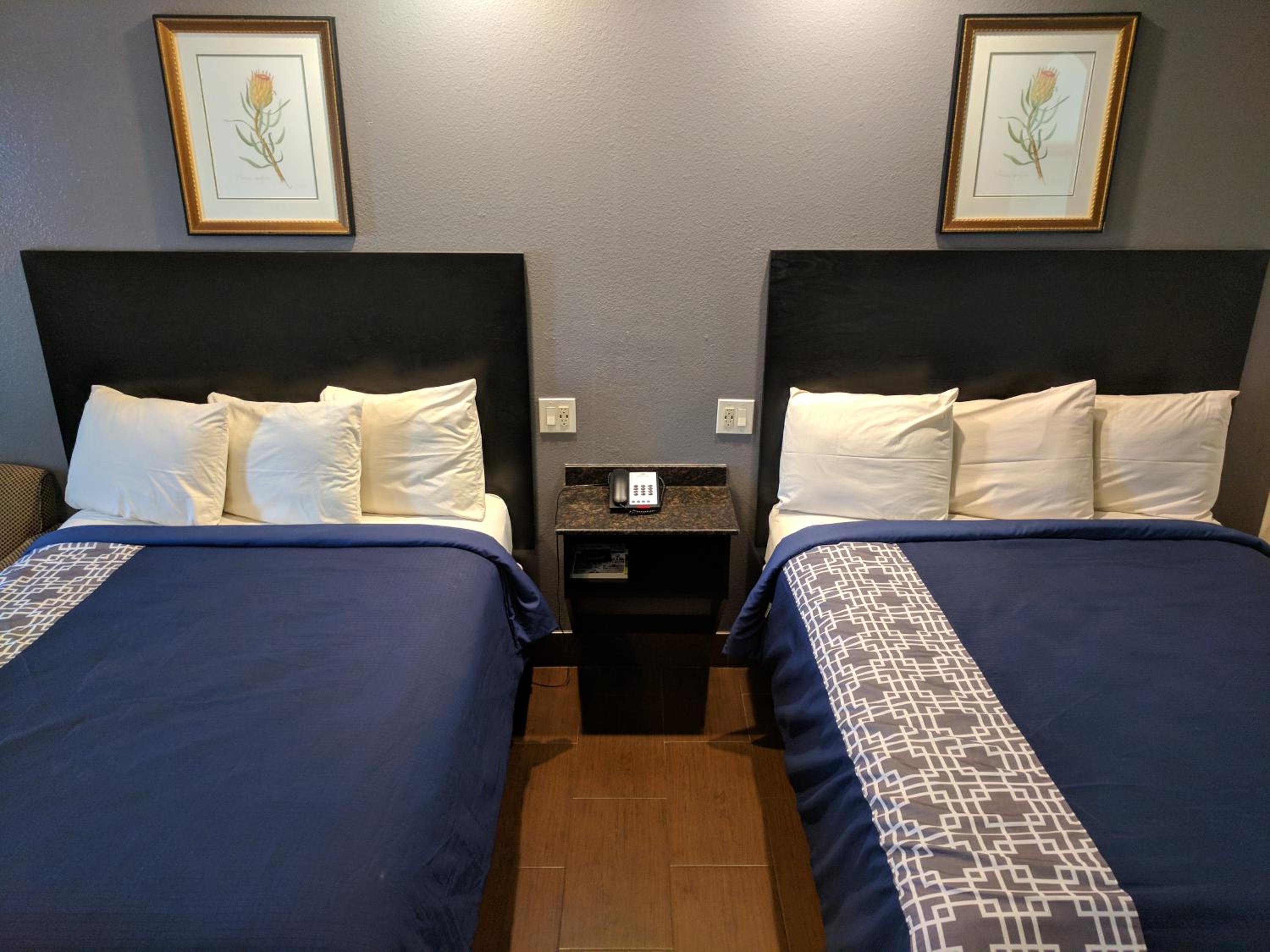 Queen Room with Two Queen Beds - Non-Smoking - Photo 5