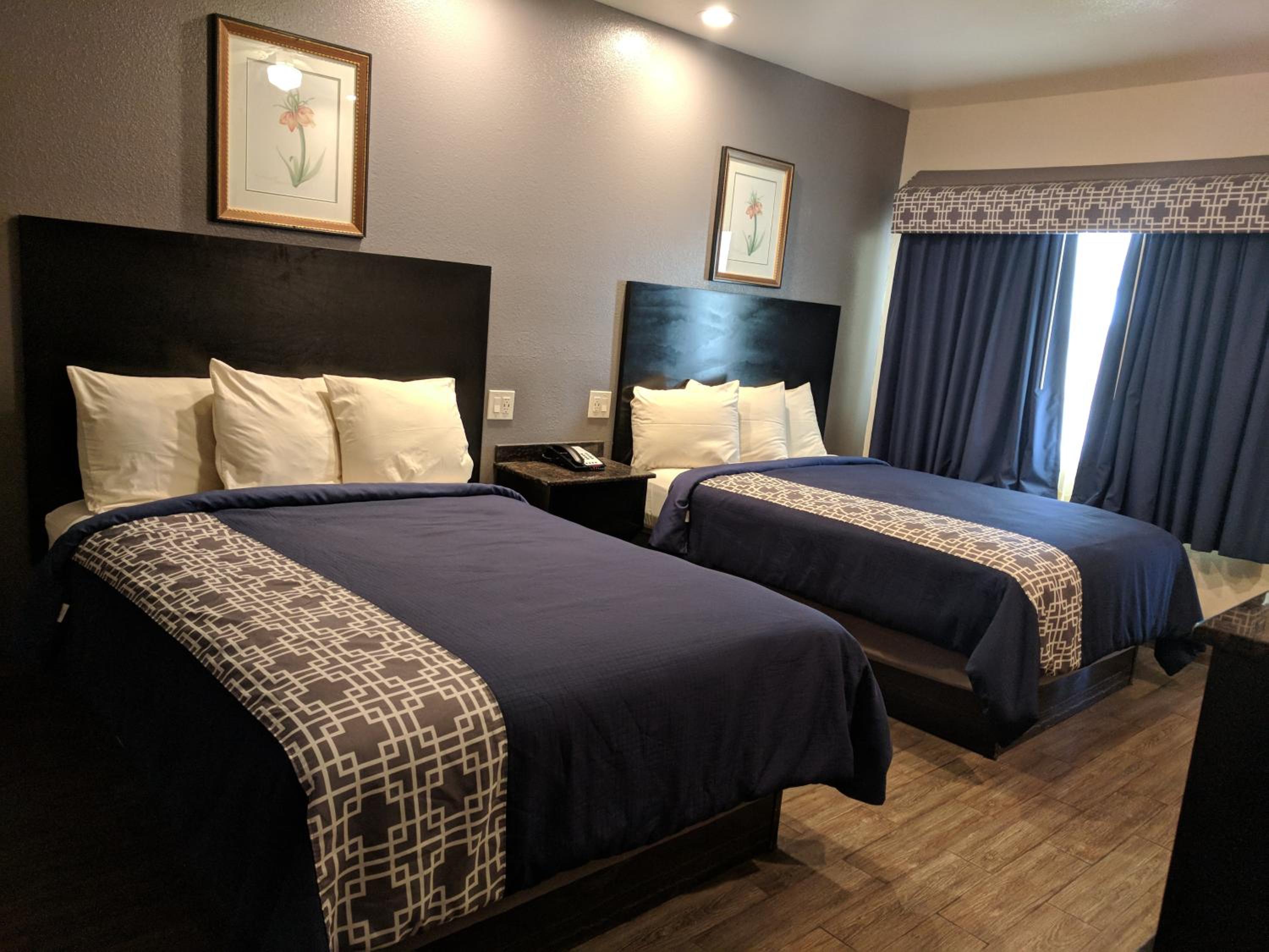 Queen Room with Two Queen Beds - Disability Access photo 3