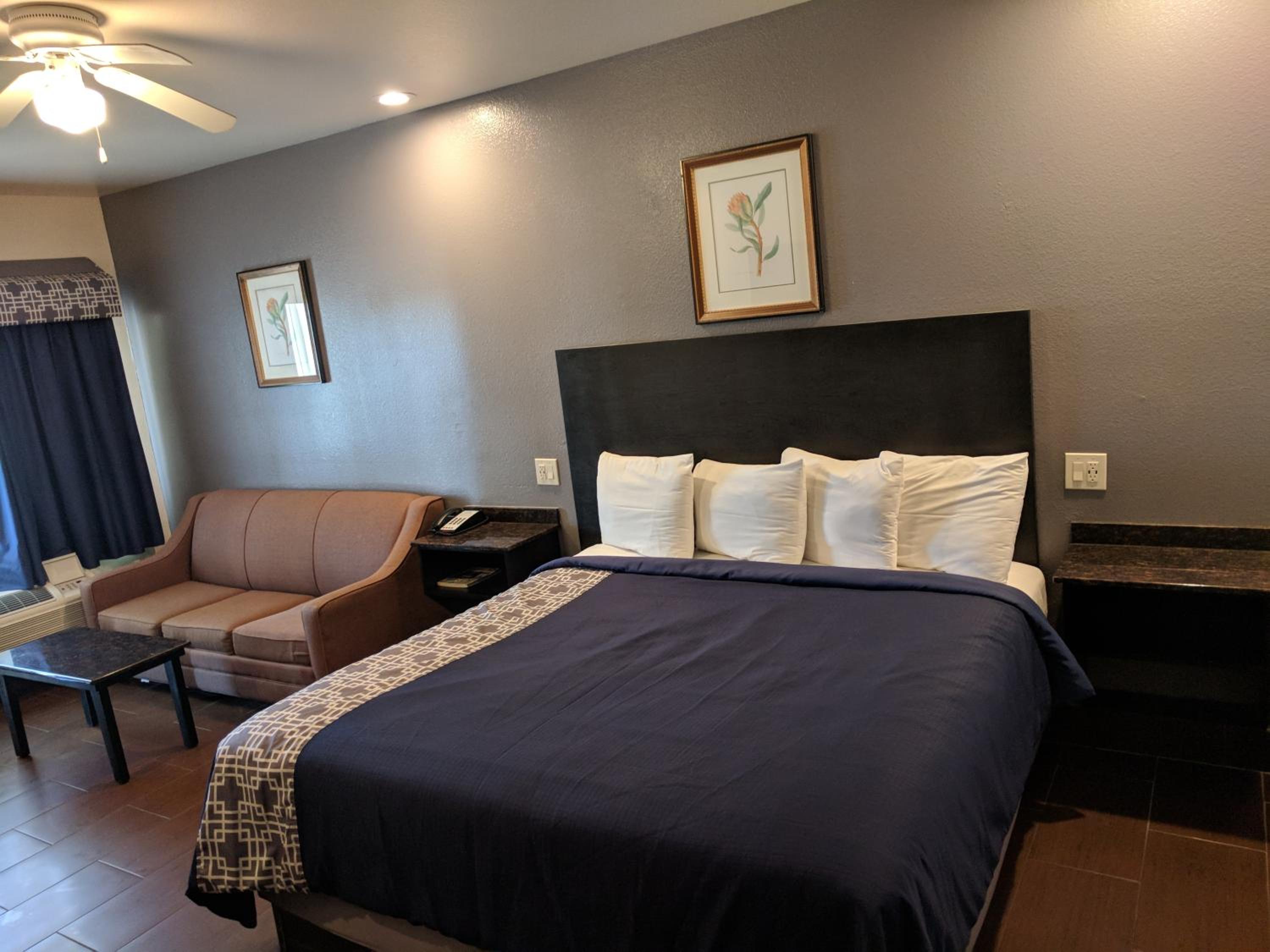 King Room - Non-Smoking - Photo 11