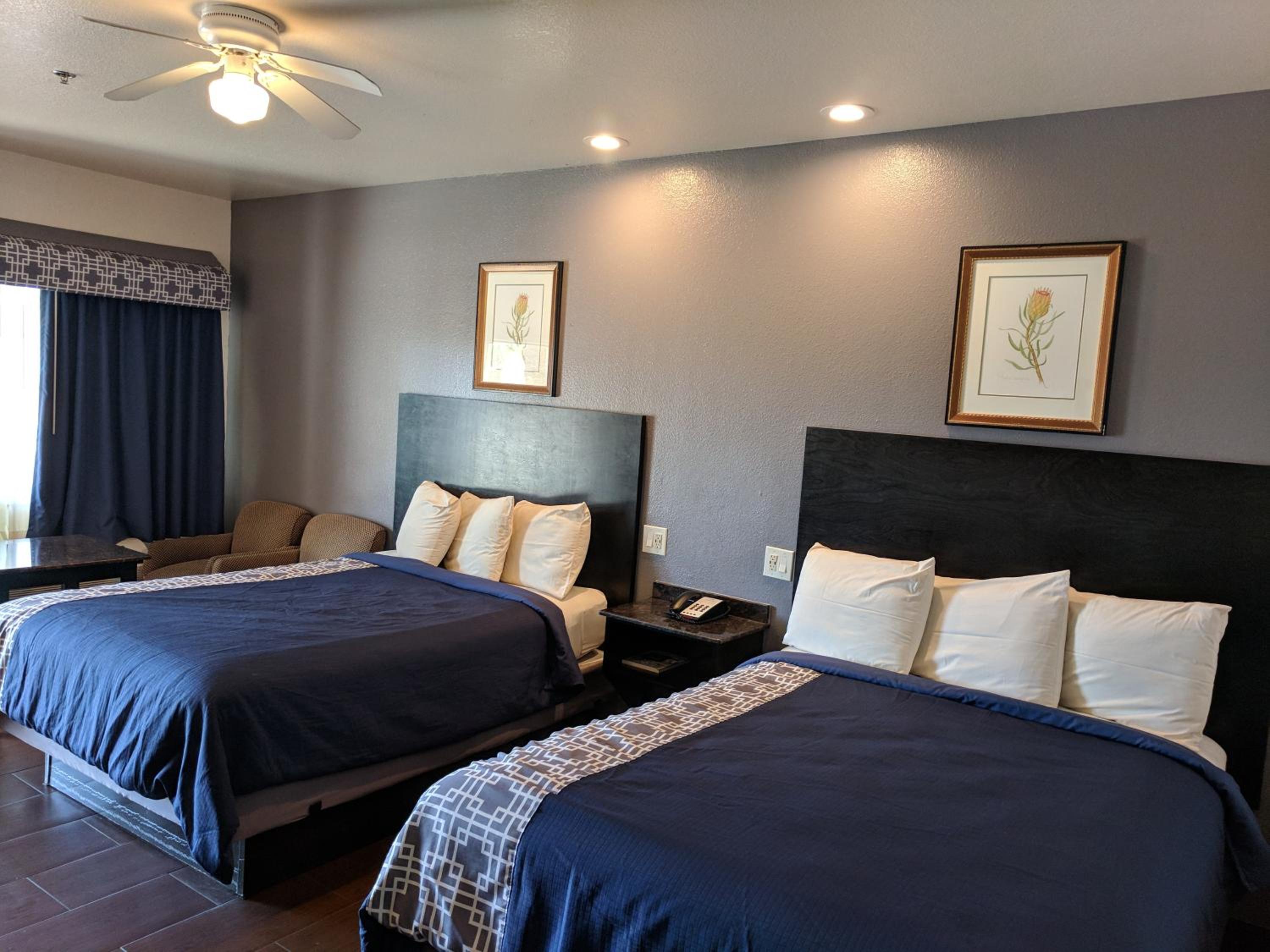 Queen Room with Two Queen Beds - Non-Smoking - Photo 2