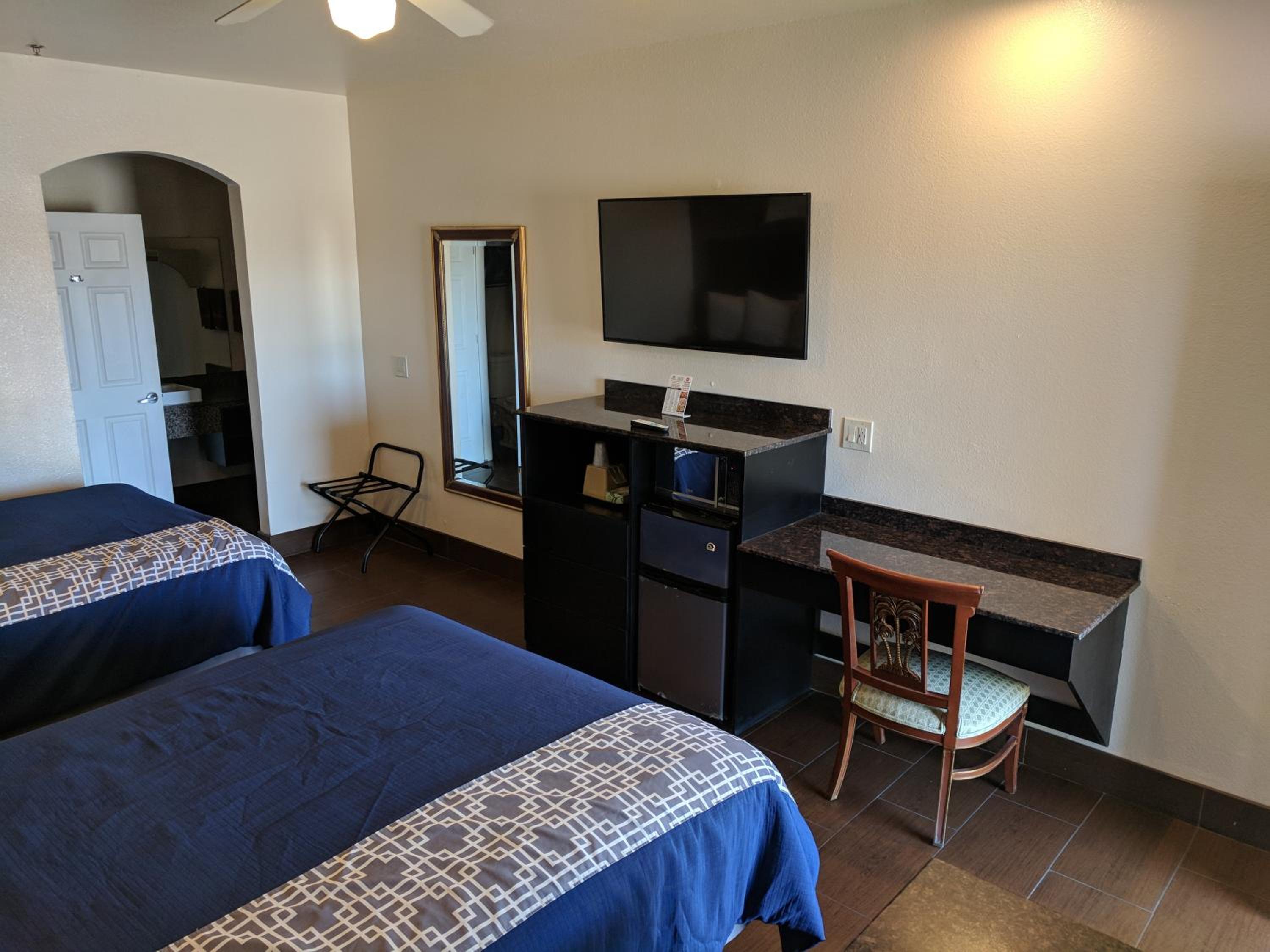 Queen Room with Two Queen Beds - Non-Smoking - Photo 12