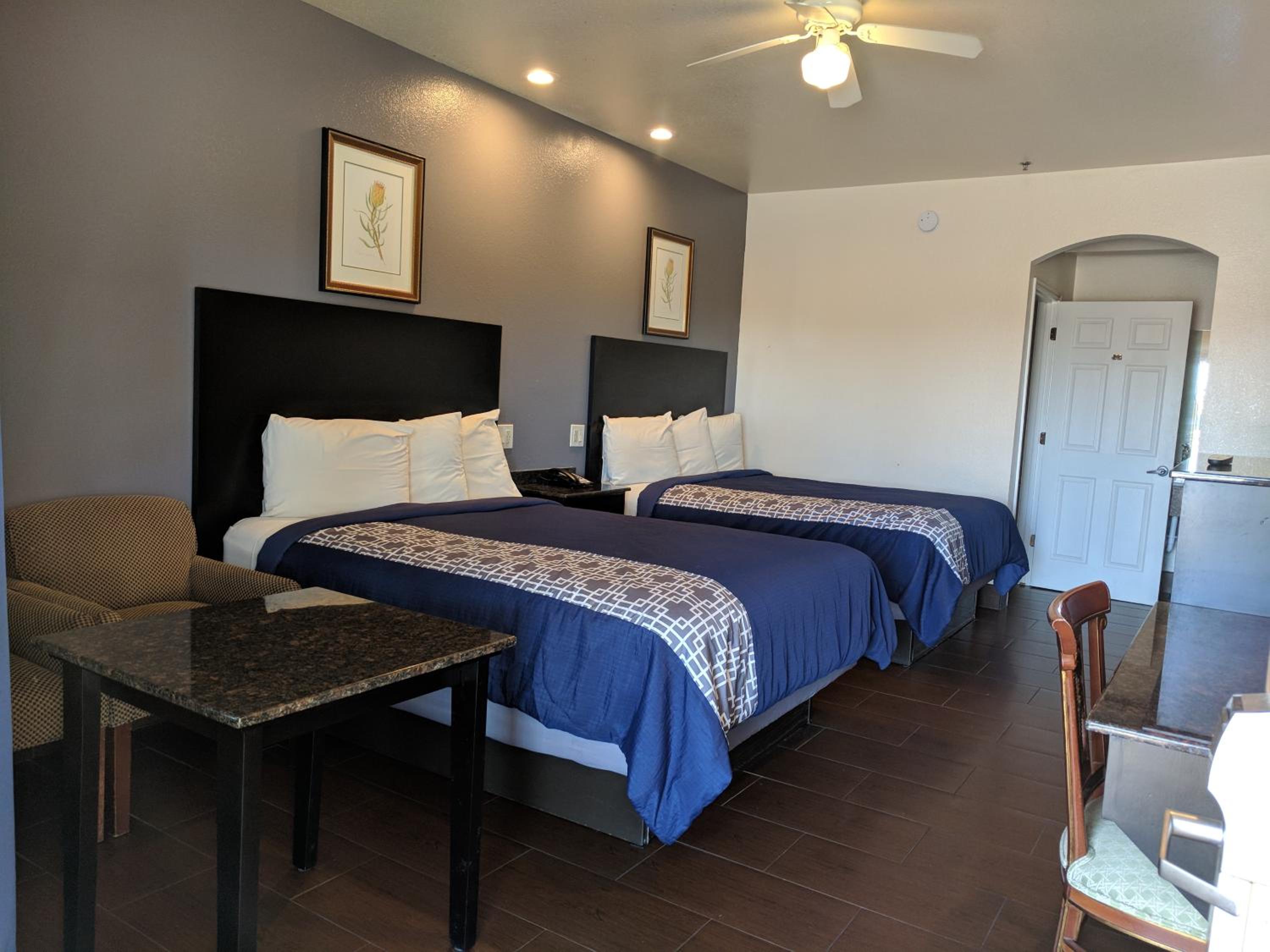 Queen Room with Two Queen Beds - Non-Smoking - Photo 13