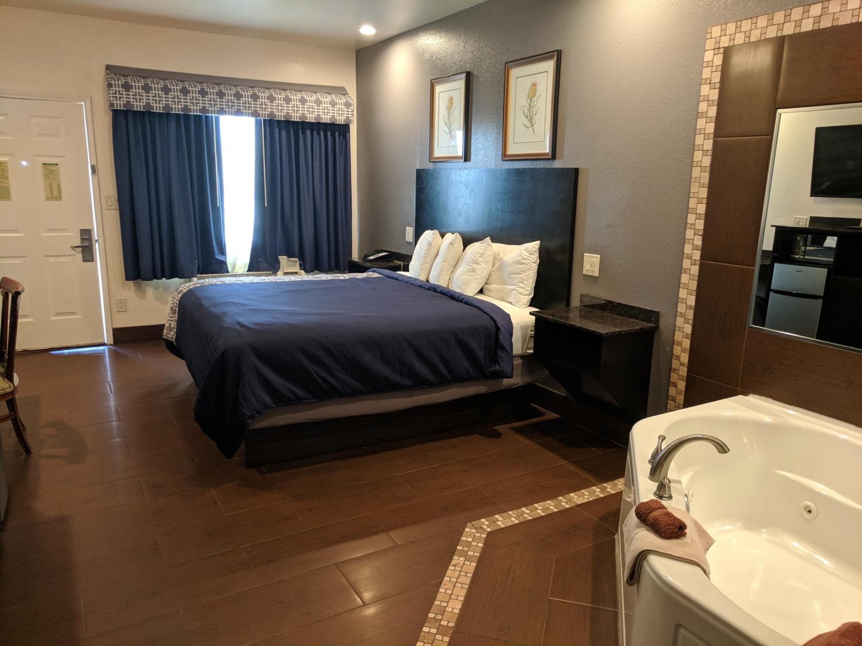 King Room with Spa Bath - Non-Smoking - Photo 9