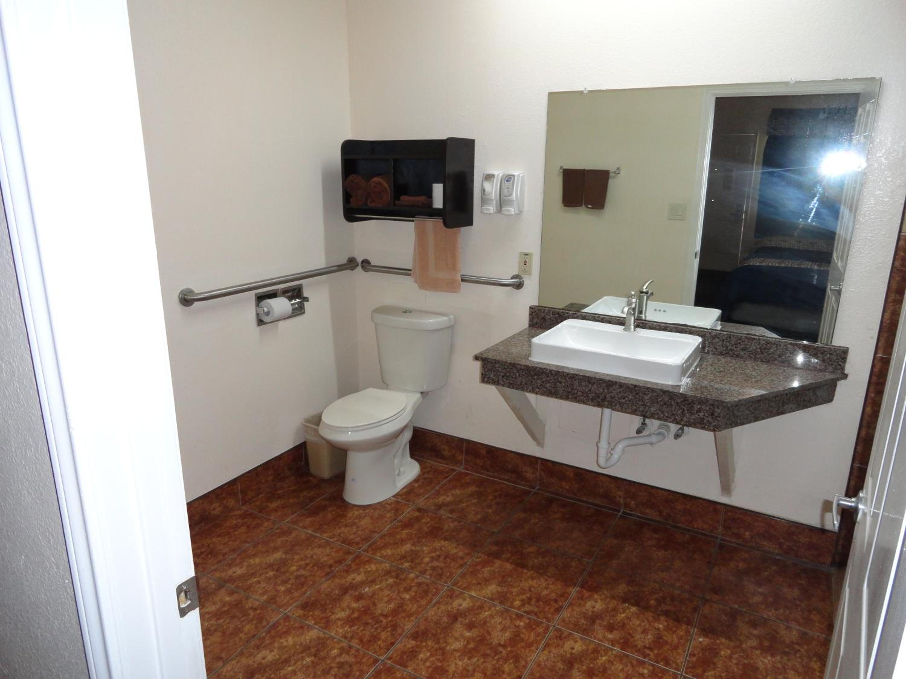 Queen Room with Two Queen Beds - Disability Access photo 2