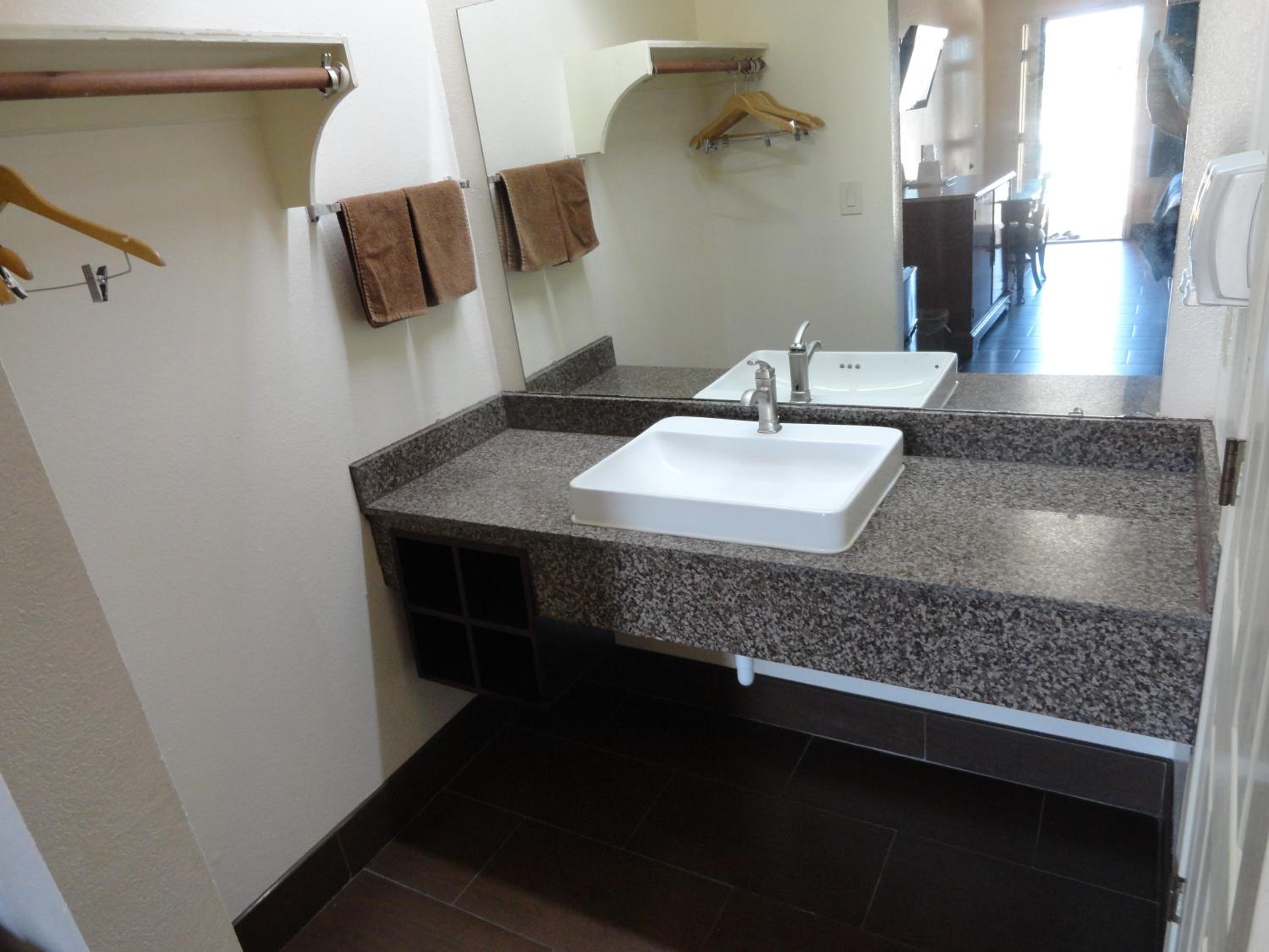 King Room with Spa Bath - Non-Smoking - Photo 12