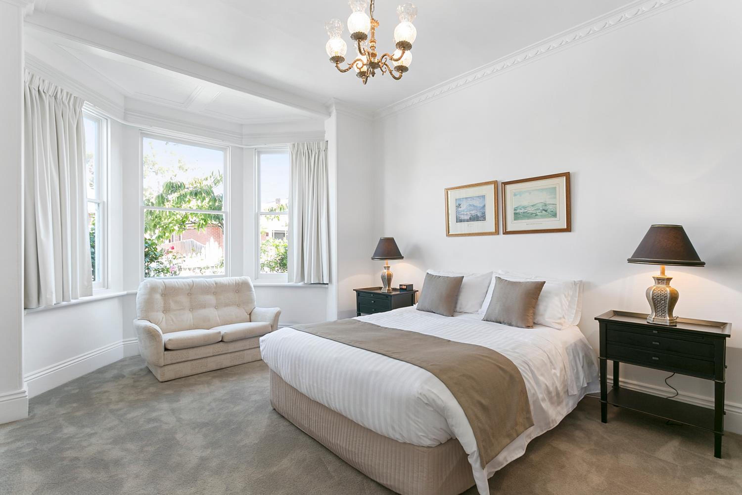 Five-Bedroom House photo 1